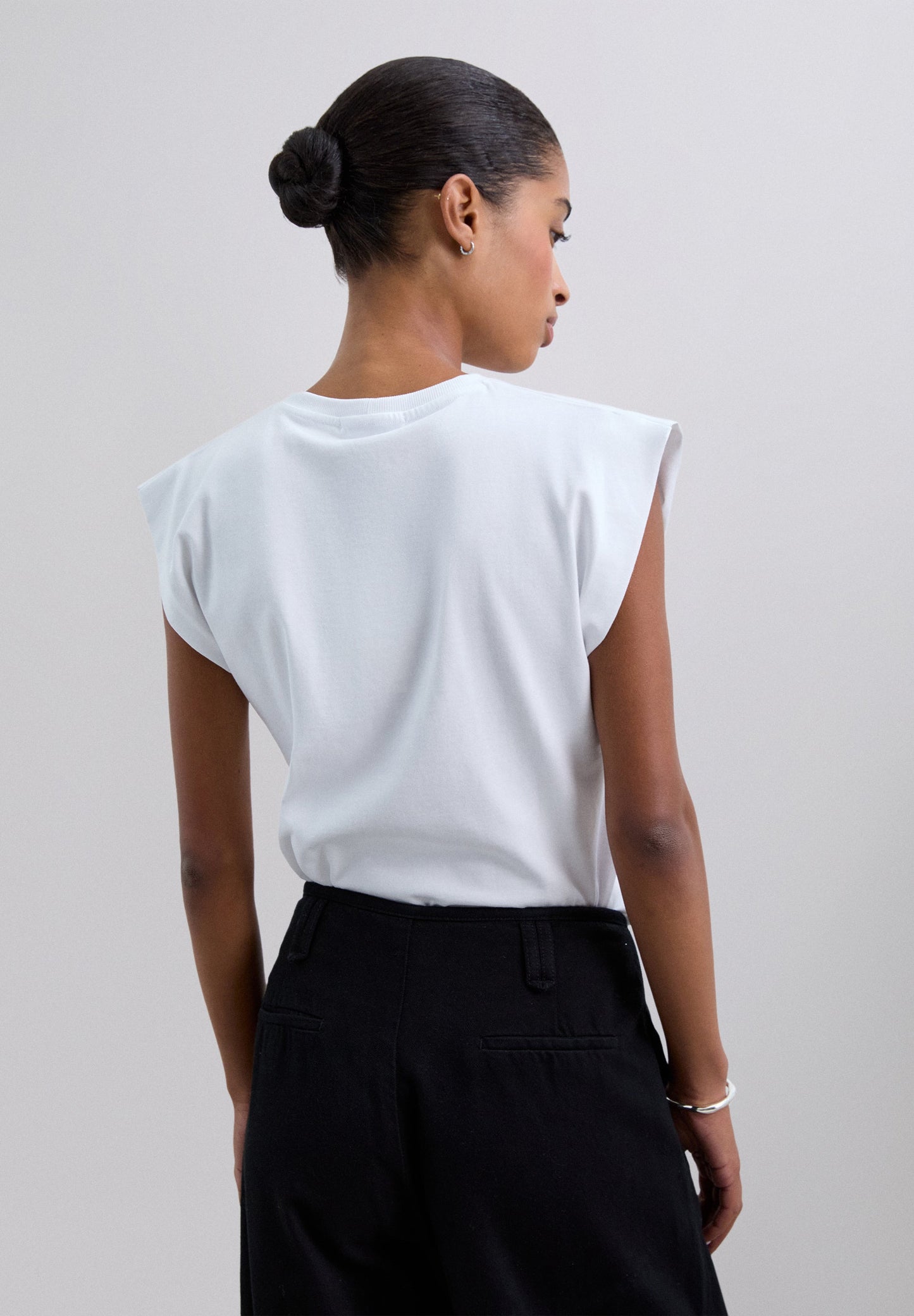 T-SHIRT COM PADRÃO METALIZADO E SKULL