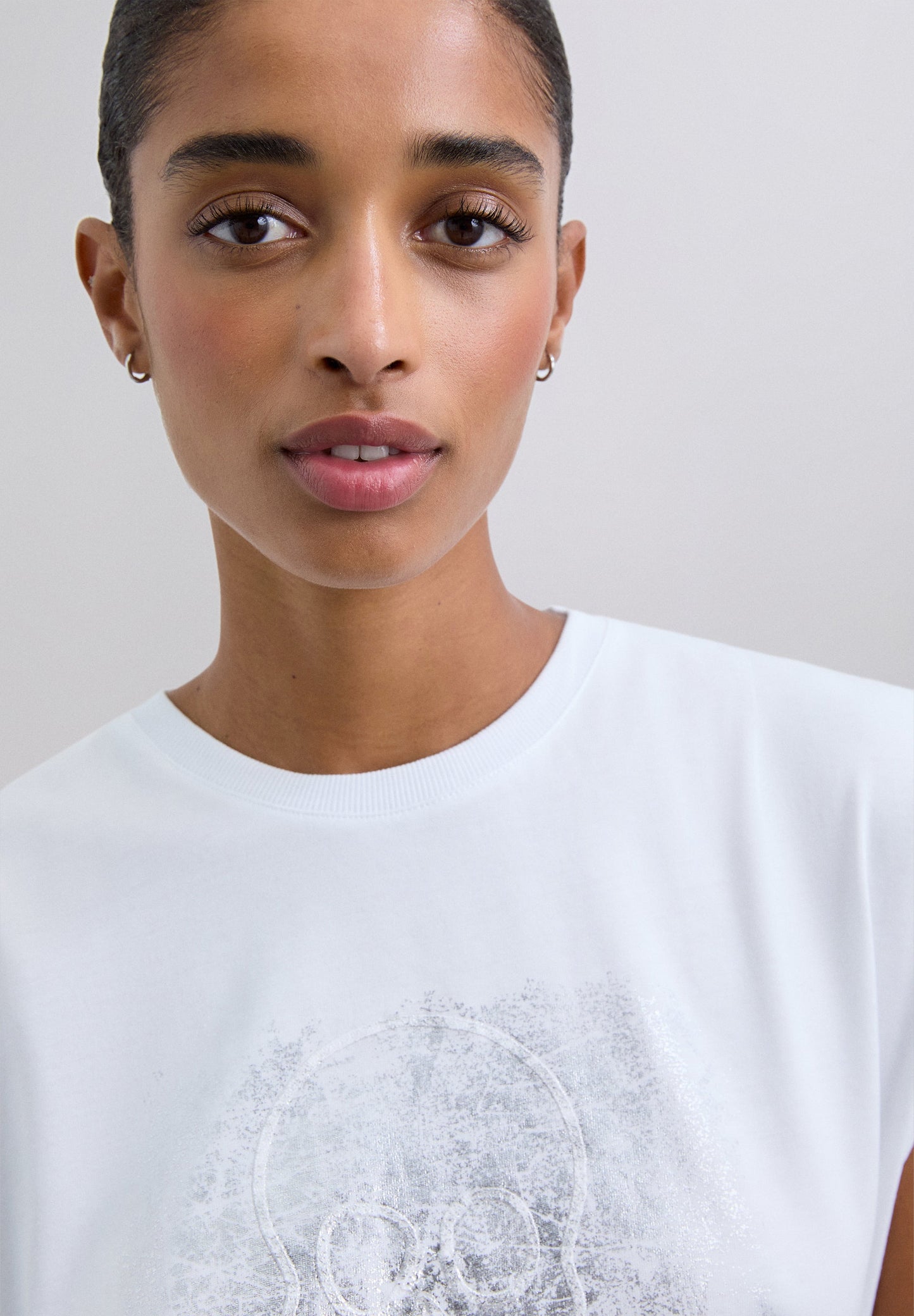 T-SHIRT COM PADRÃO METALIZADO E SKULL