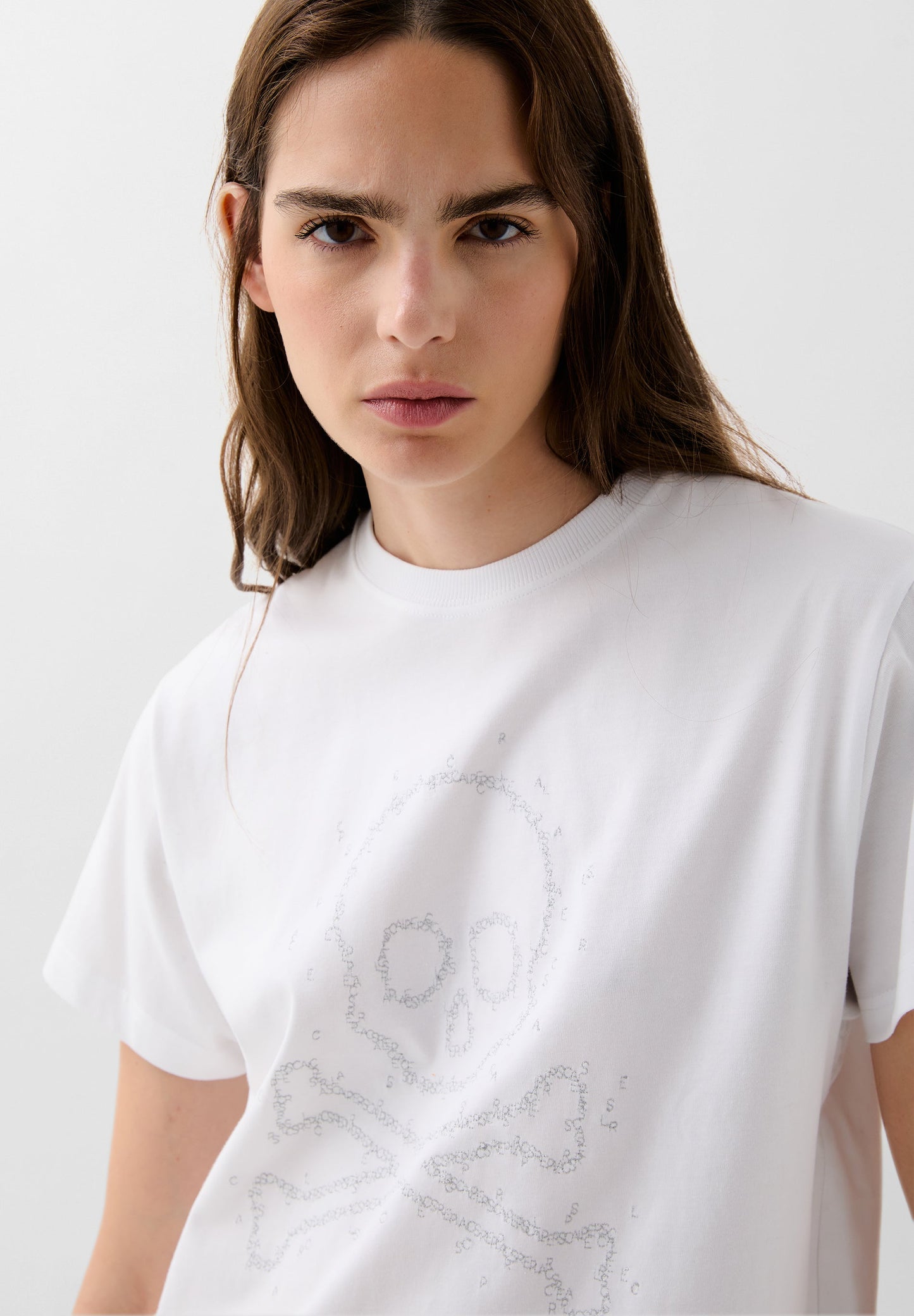 T-SHIRT COM LETRAS E SKULL