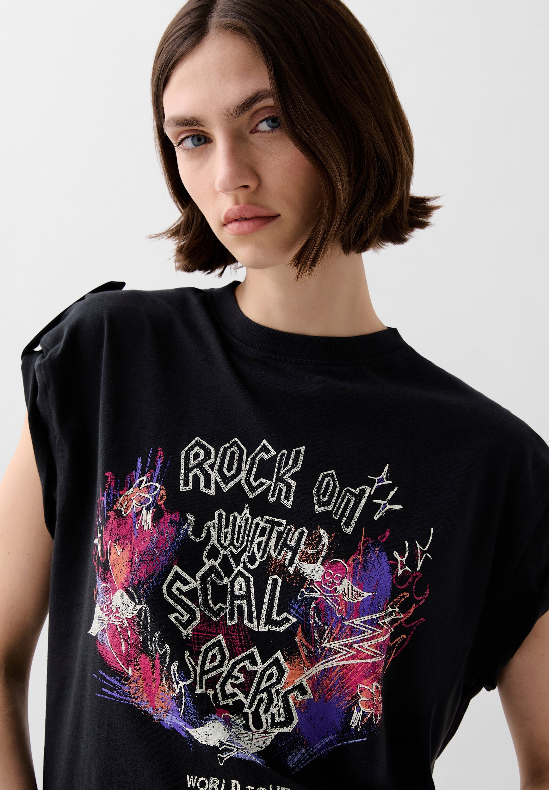 T-SHIRT ROCK COM PADRÃO FRONTAL