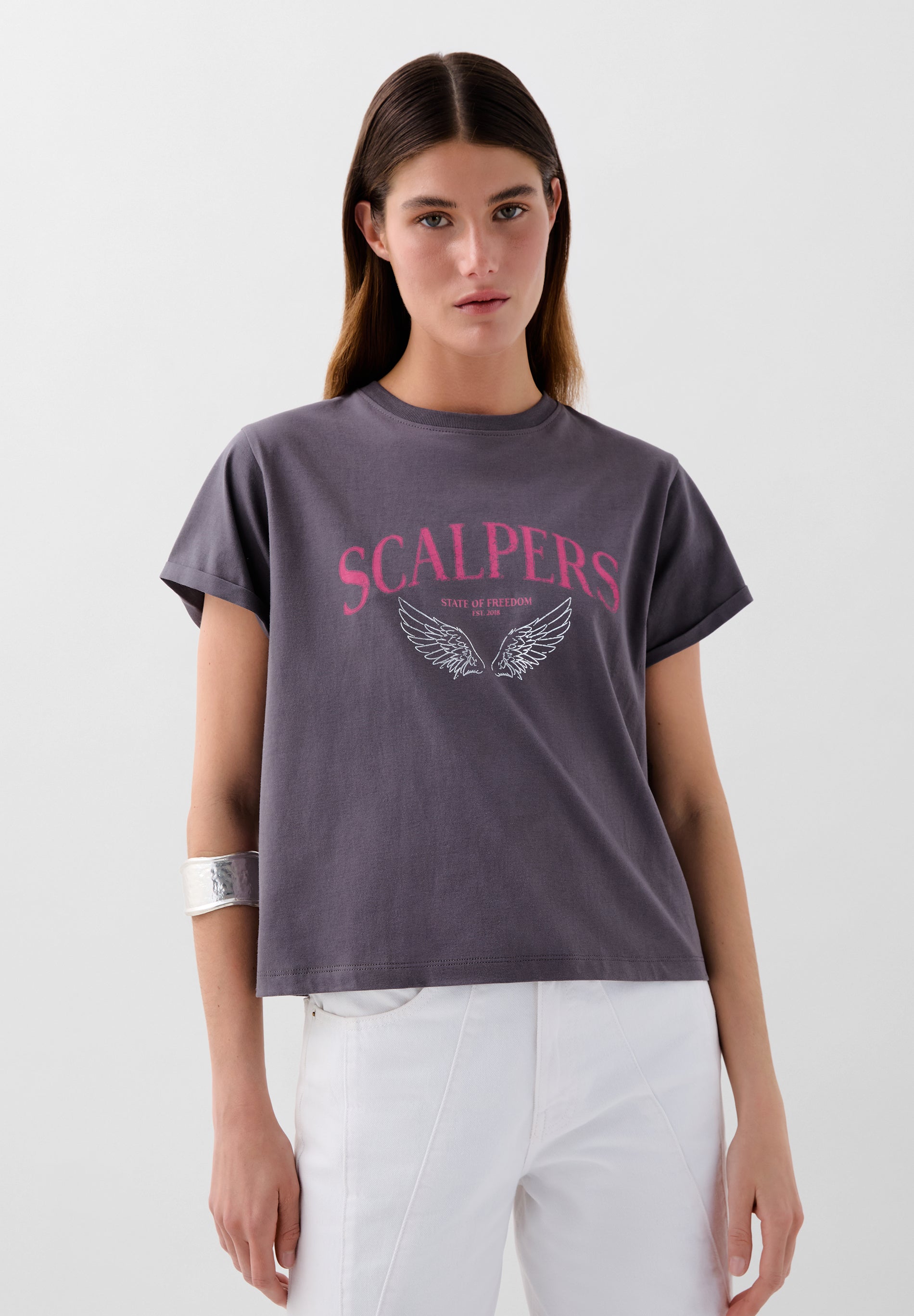 T-SHIRT COM PADRÃO WINGS LOGÓTIPO