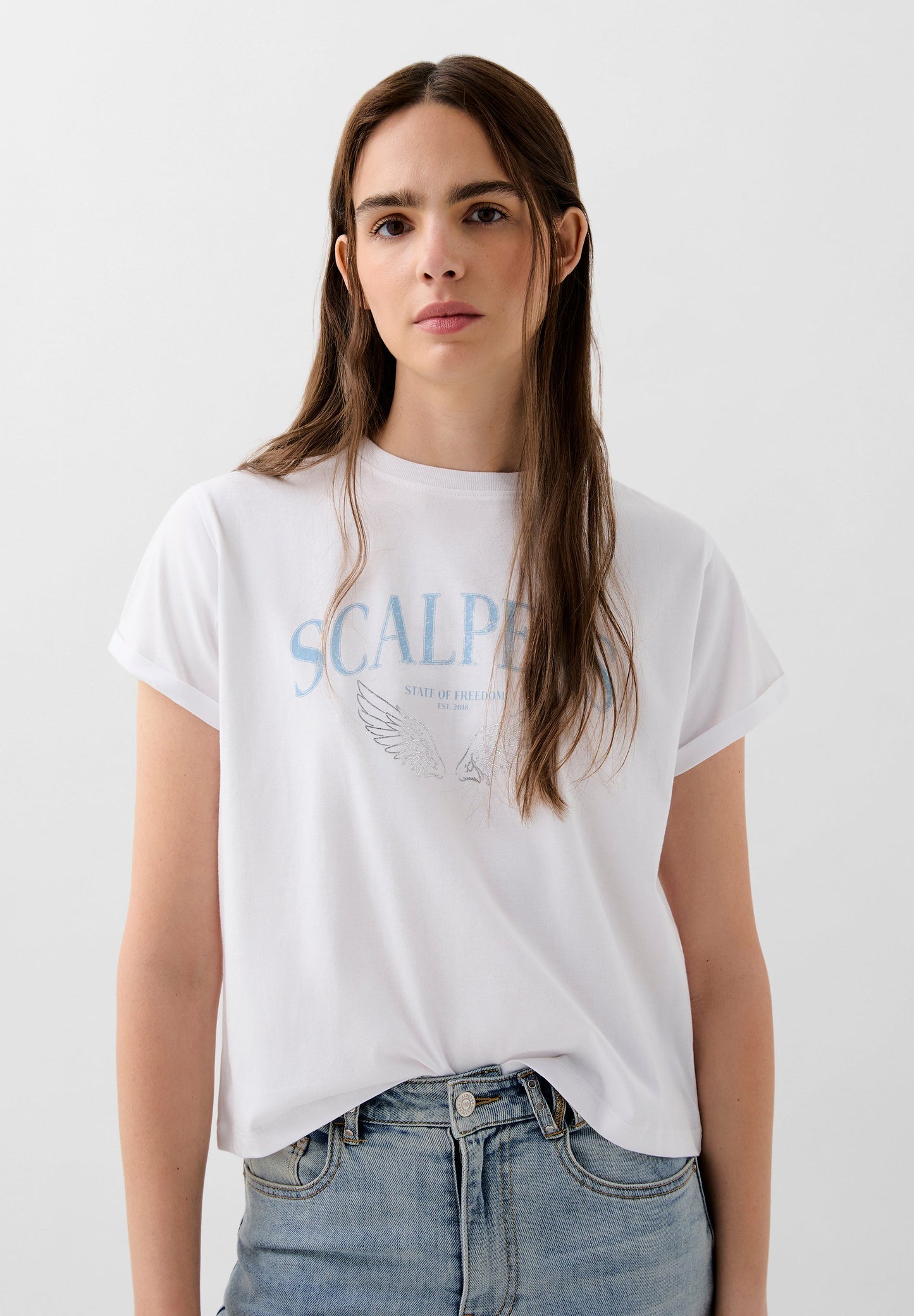 T-SHIRT COM PADRÃO WINGS LOGÓTIPO