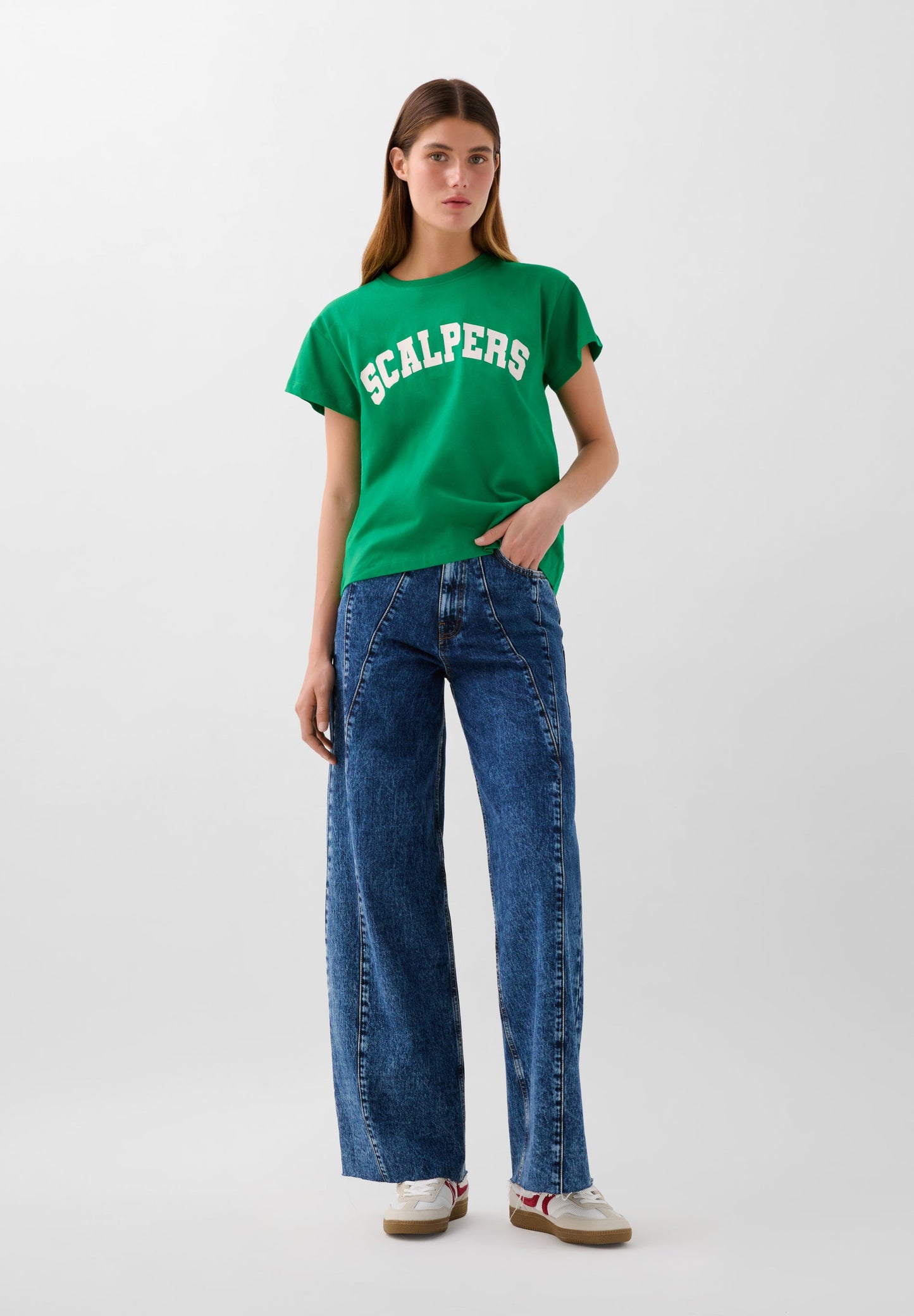T-SHIRT COM PADRÃO DE LOGÓTIPO À FRENTE