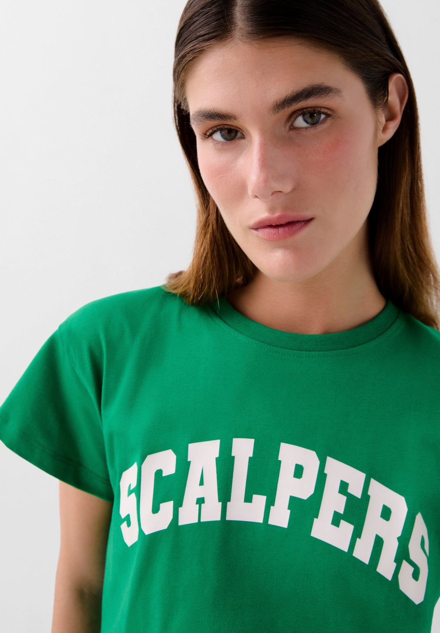 T-SHIRT COM PADRÃO DE LOGÓTIPO À FRENTE