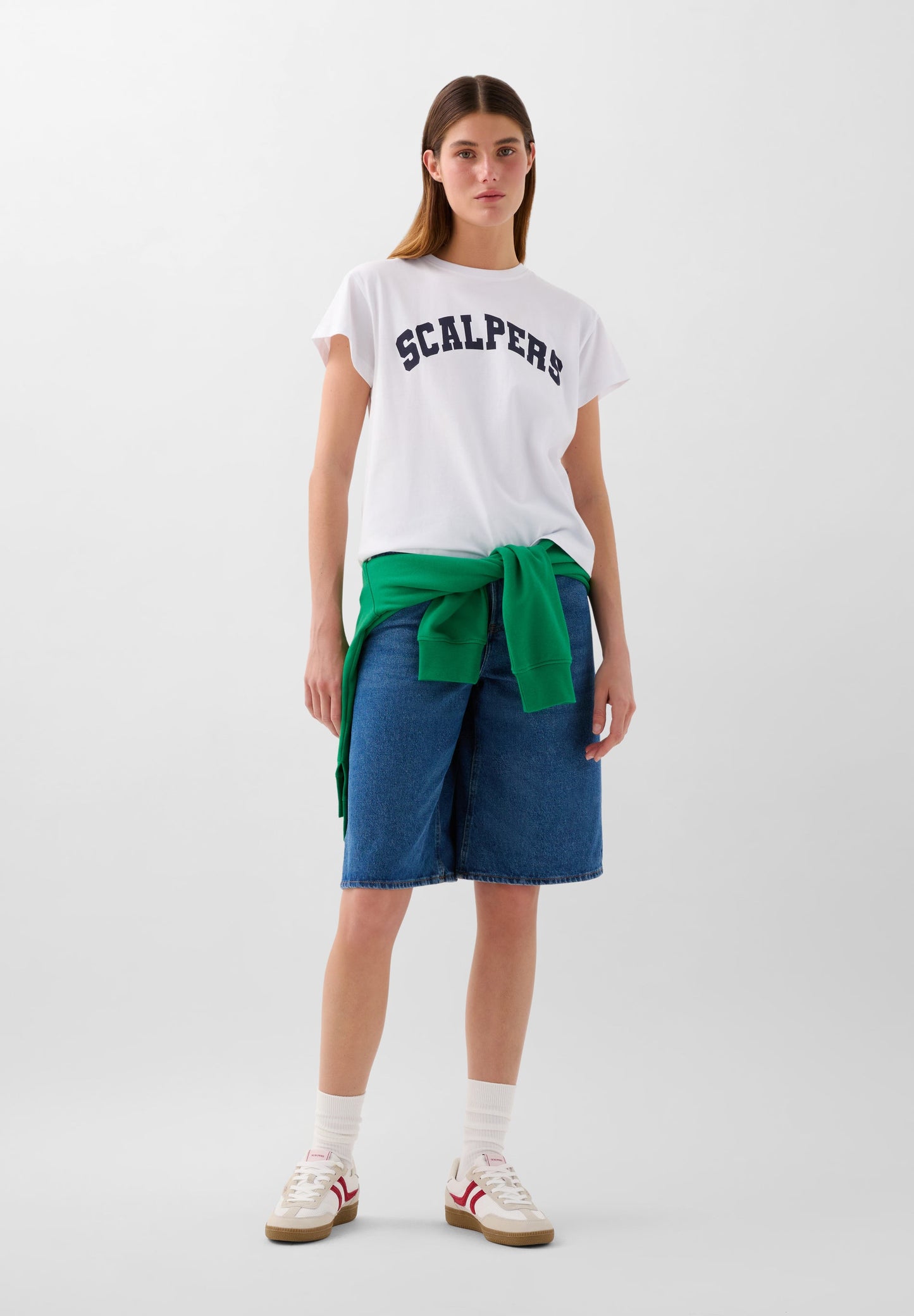 T-SHIRT COM PADRÃO DE LOGÓTIPO À FRENTE