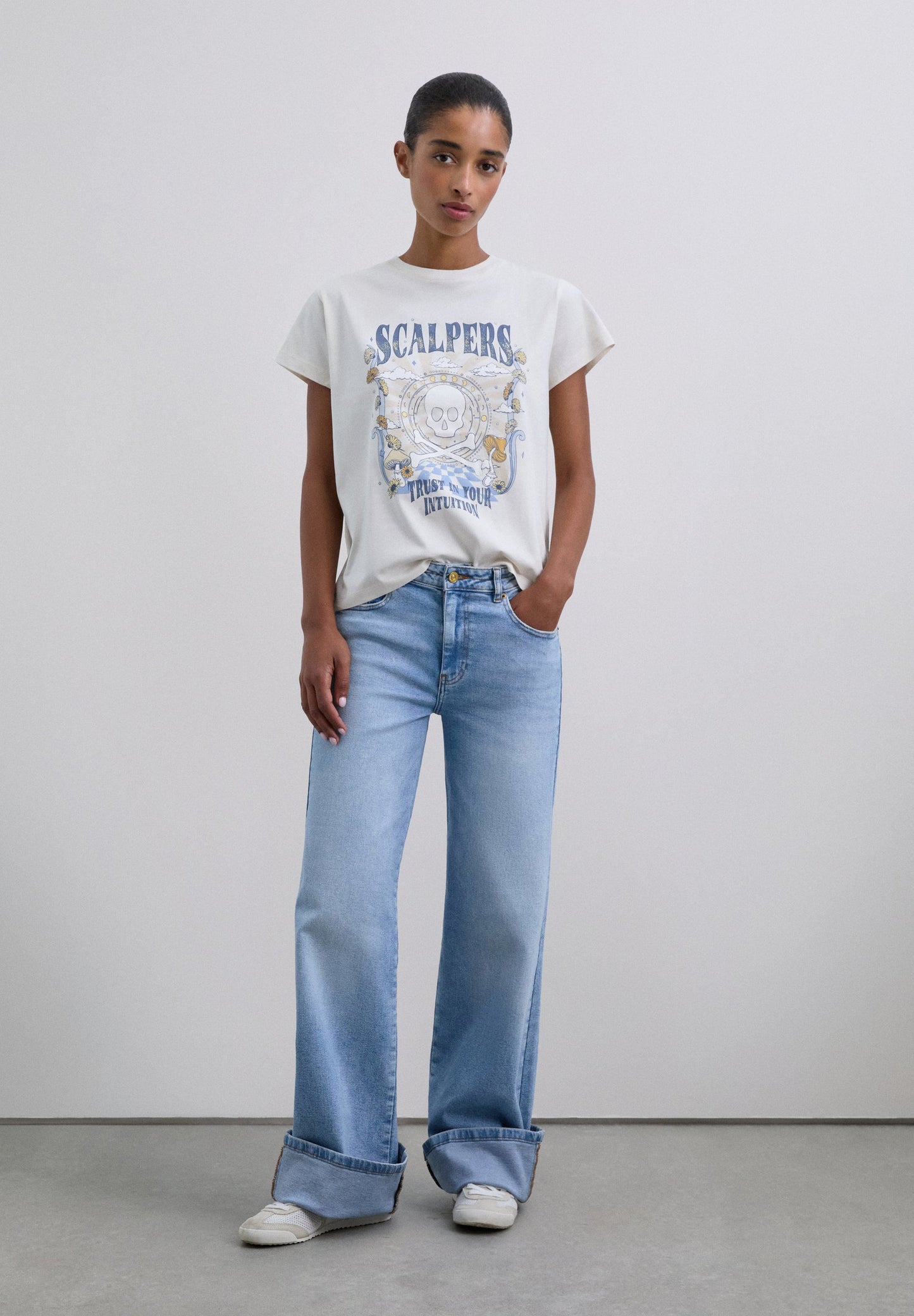 T-SHIRT COM PADRÃO ROCK E SKULL