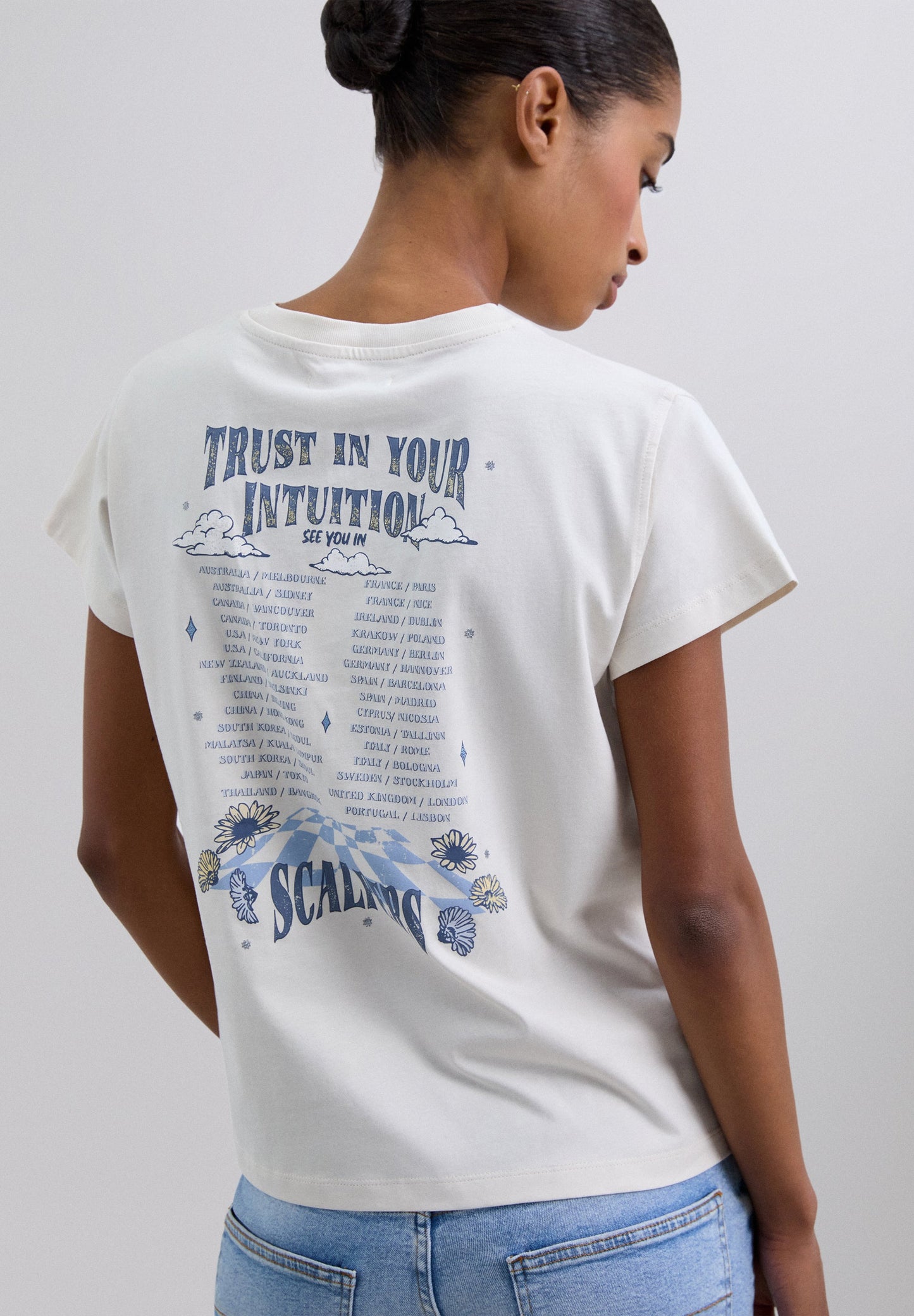 T-SHIRT COM PADRÃO ROCK E SKULL