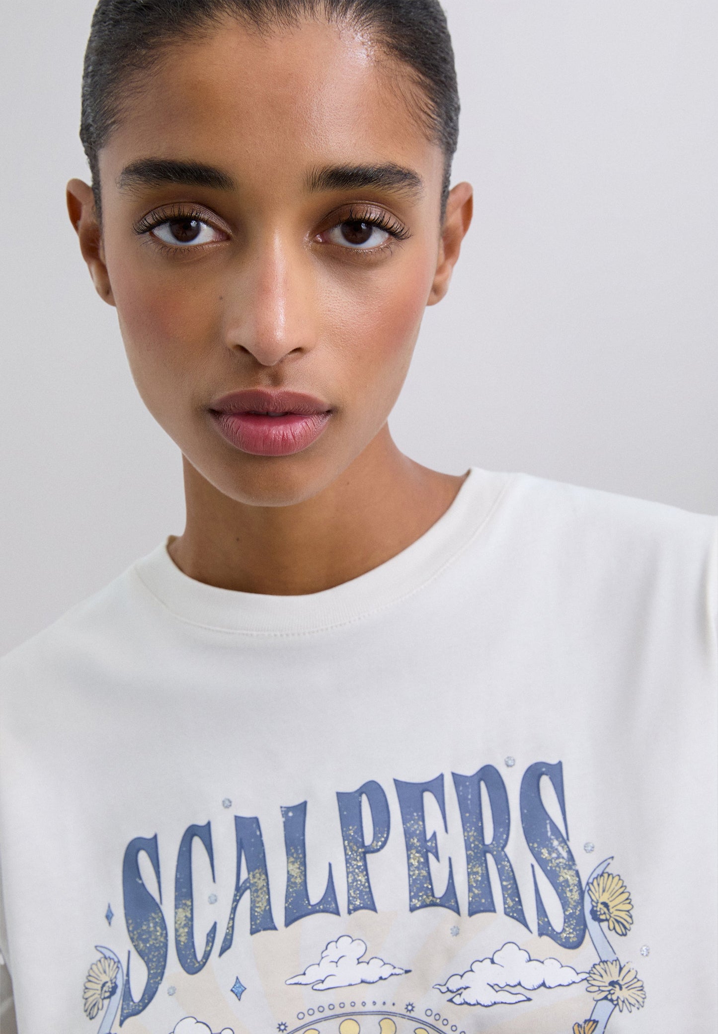 T-SHIRT COM PADRÃO ROCK E SKULL