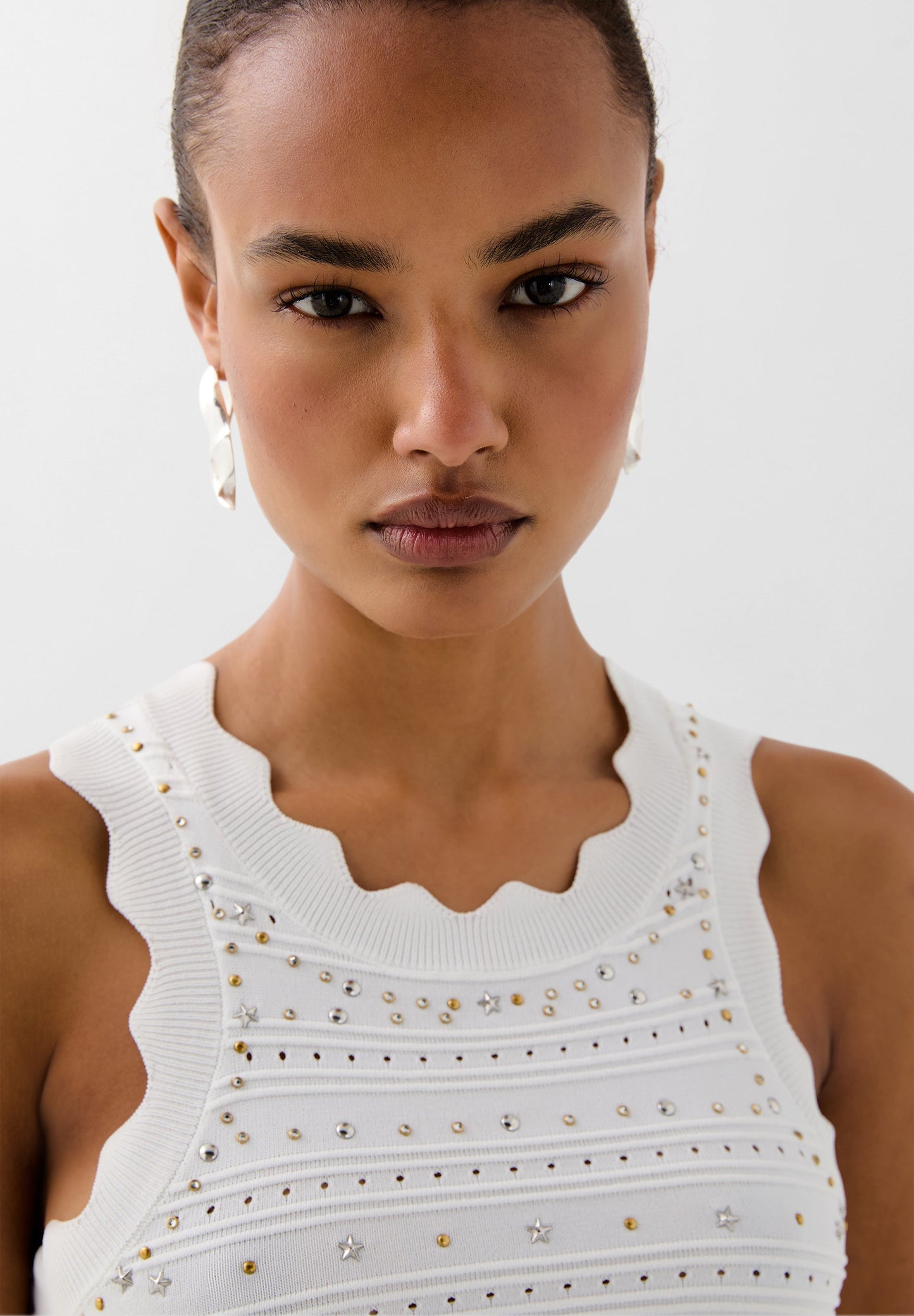 TOP DE MALHA COM TACHAS SCWHITE