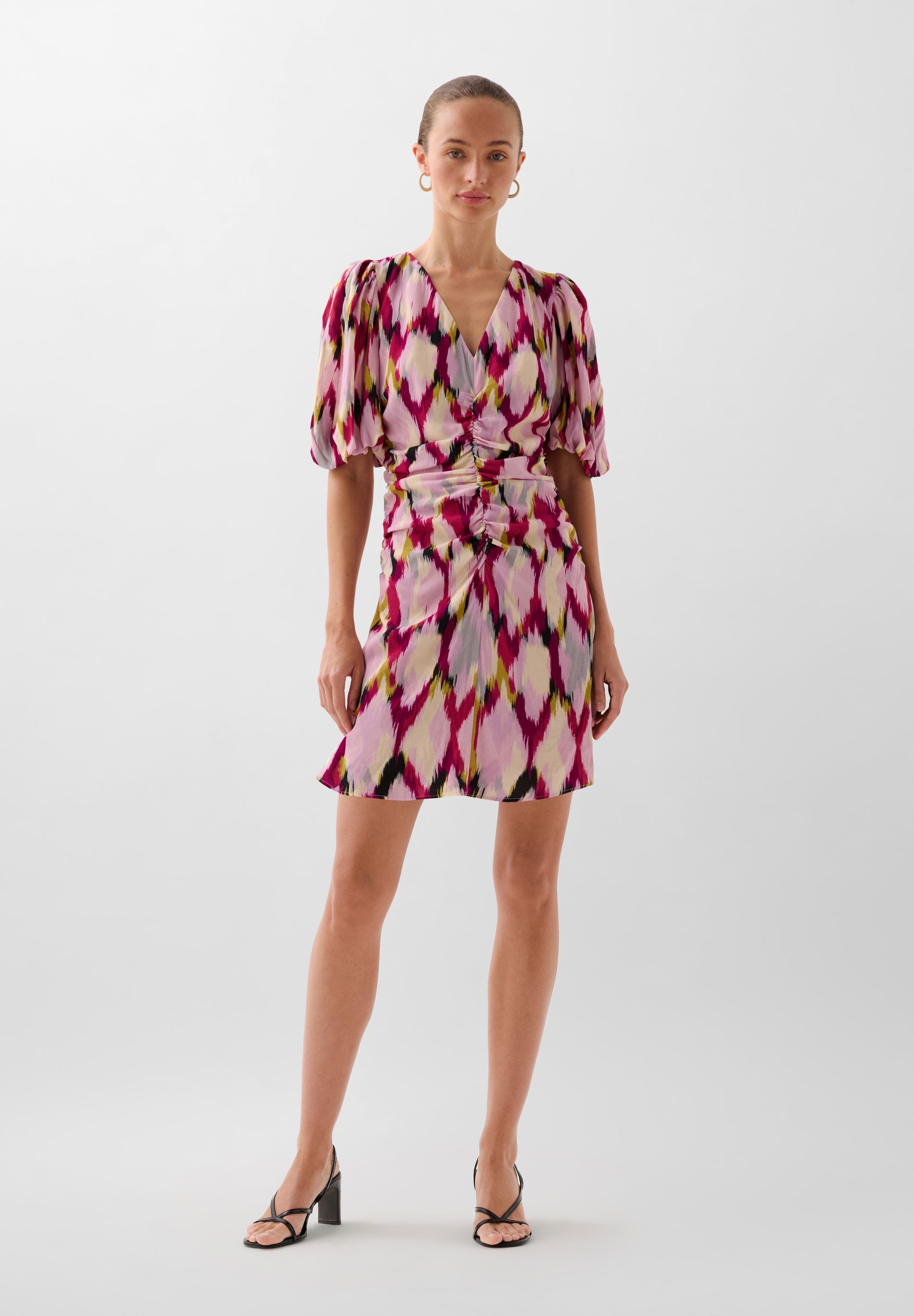 VESTIDO MINI COM PADRÃO E FRANZIDOS