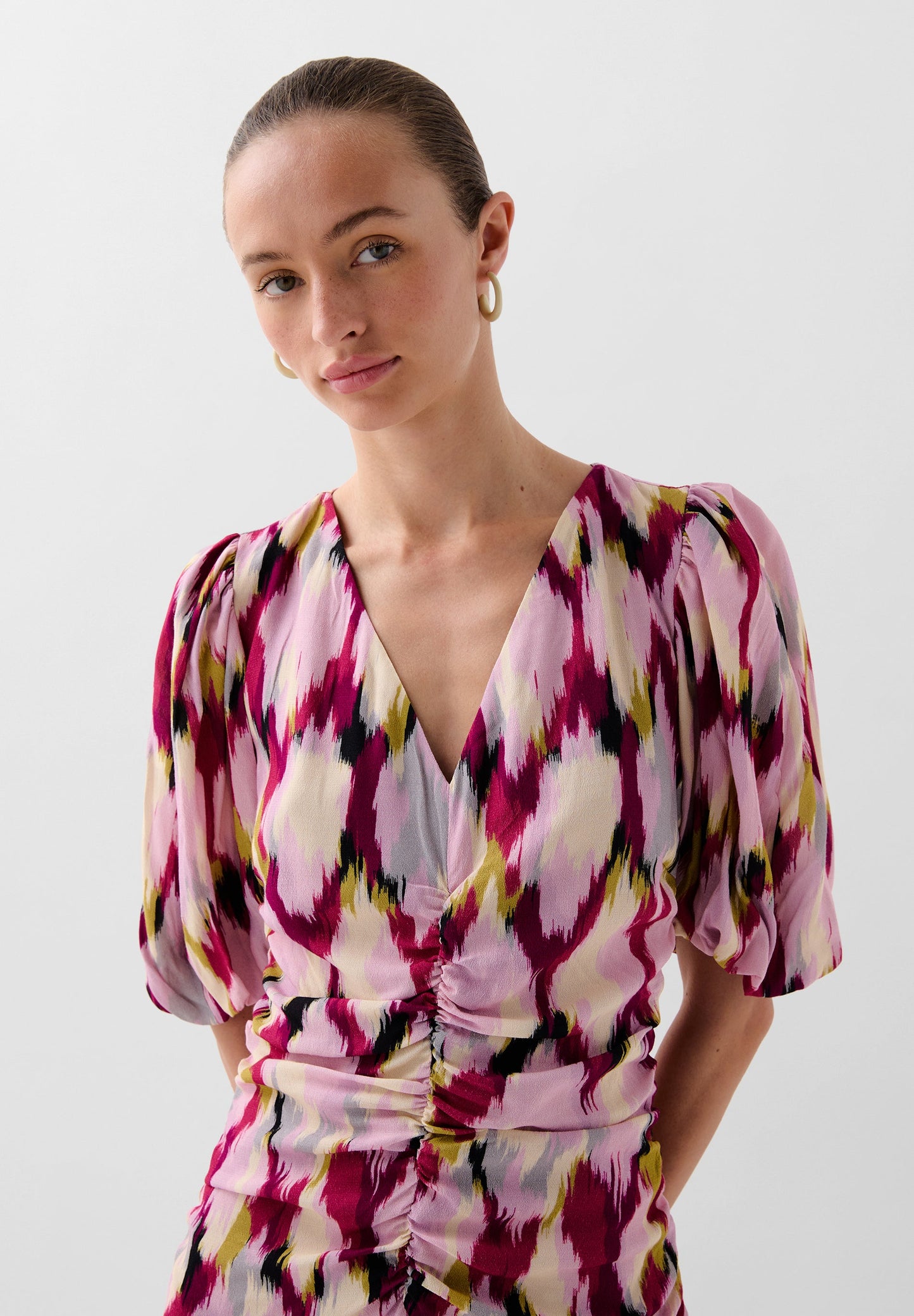 VESTIDO MINI COM PADRÃO E FRANZIDOS