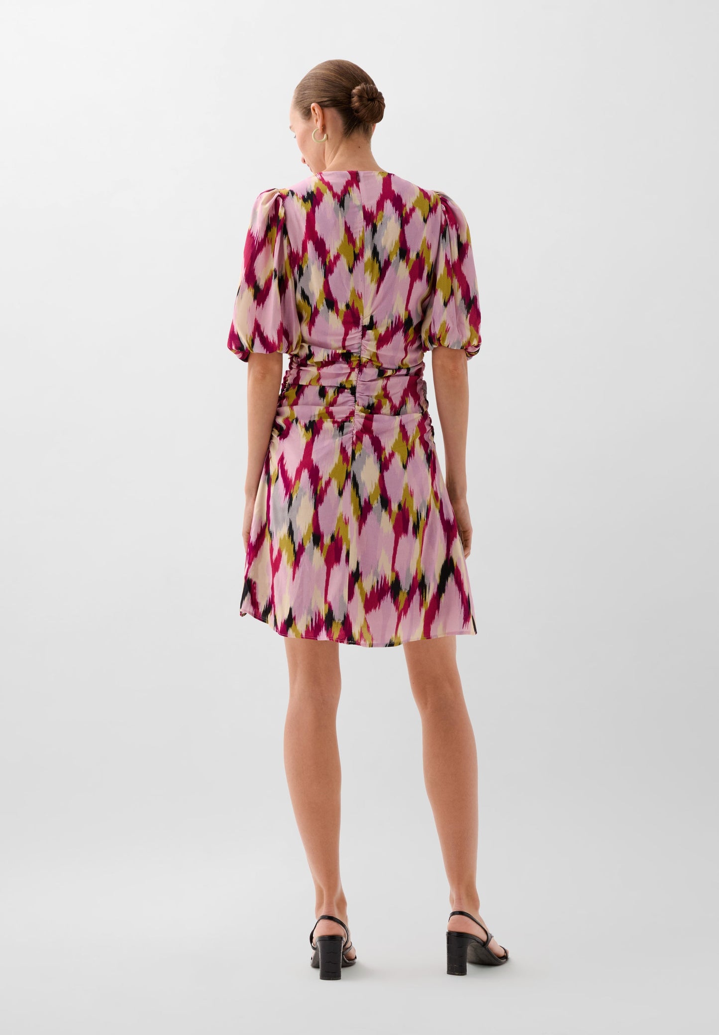 VESTIDO MINI COM PADRÃO E FRANZIDOS