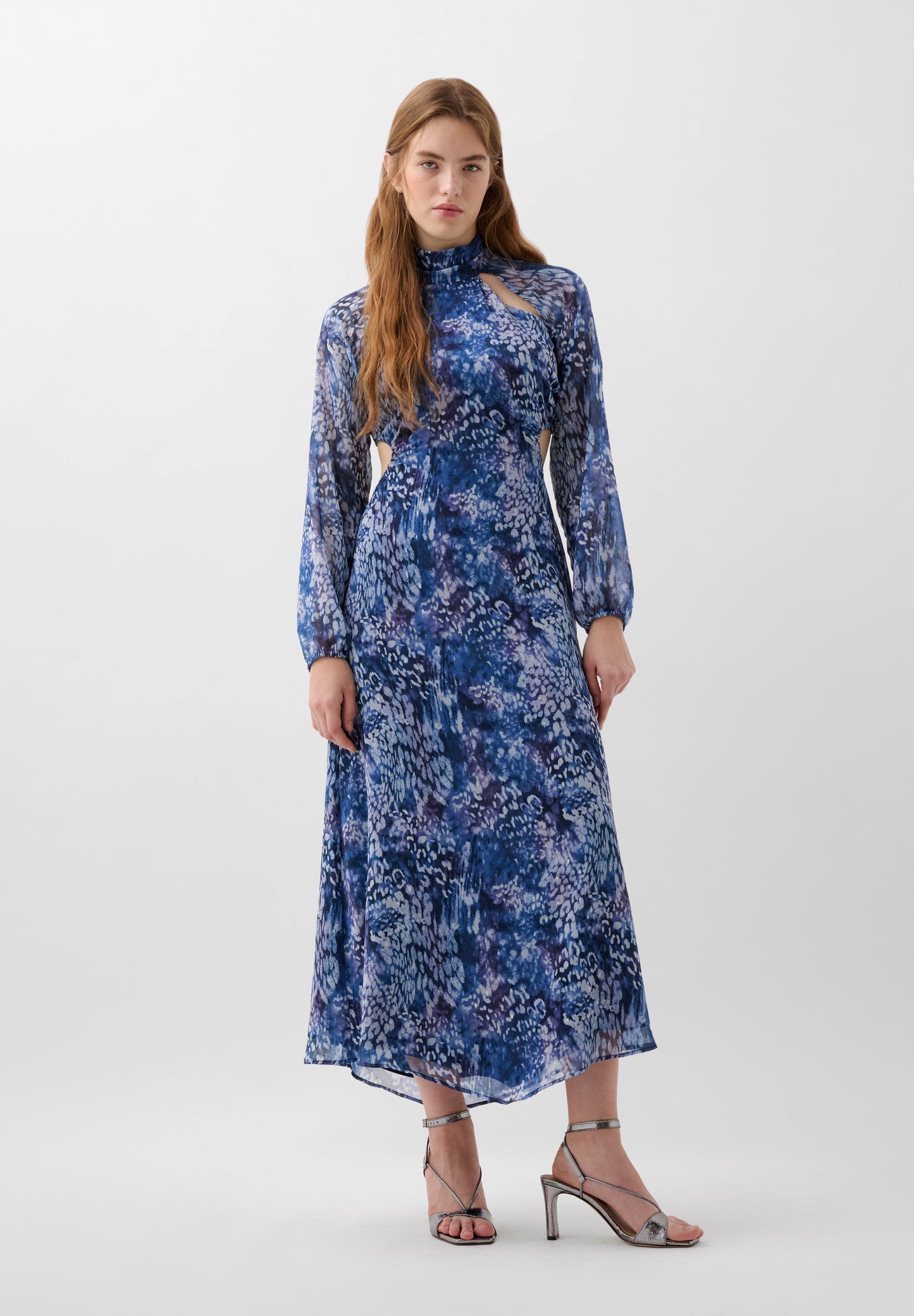 VESTIDO MIDI COM PADRÃO E ABERTURAS