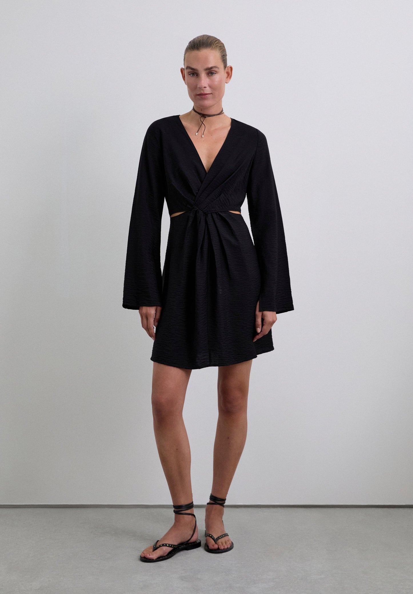 VESTIDO MINI COM PORMENOR DE NÓ
