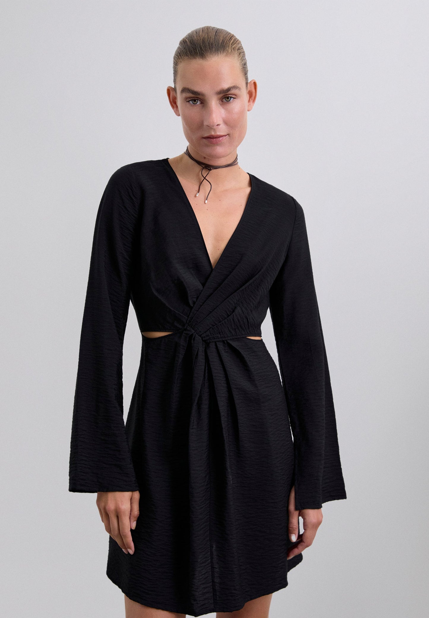 VESTIDO CURTO COM NÓ DE LÃ