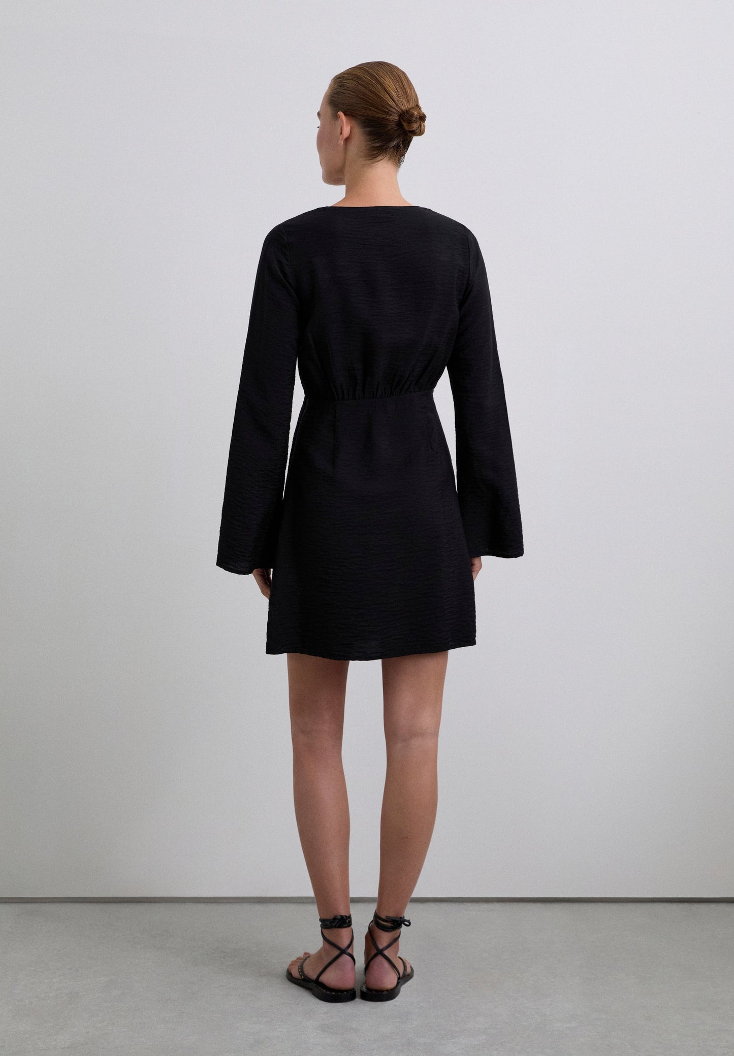 VESTIDO CURTO COM NÓ DE LÃ