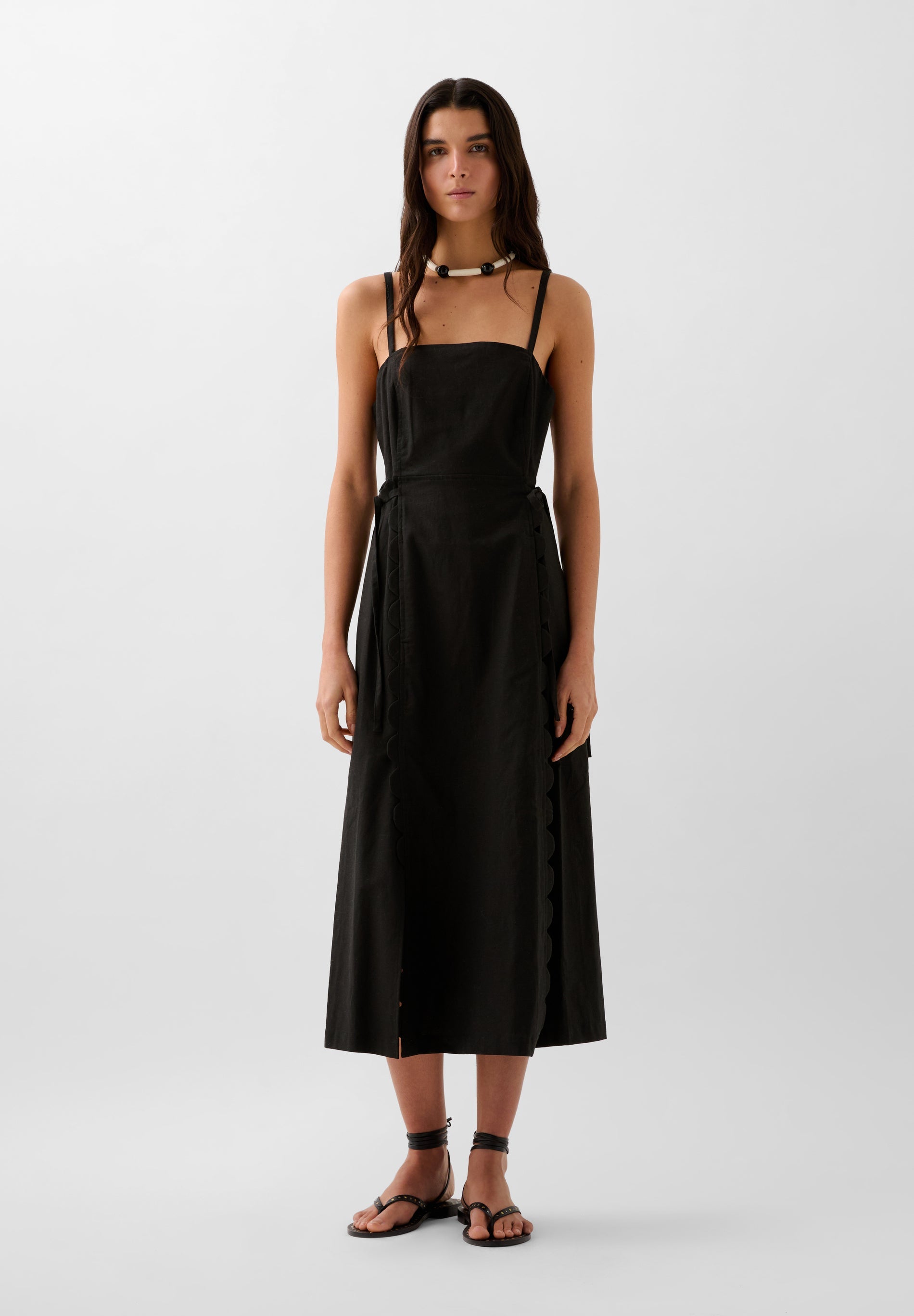 VESTIDO COM ABERTURA E LAÇOS