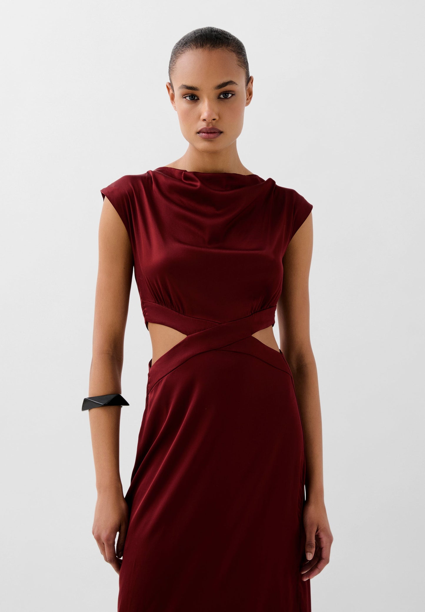 VESTIDO ACETINADO COM ABERTURAS