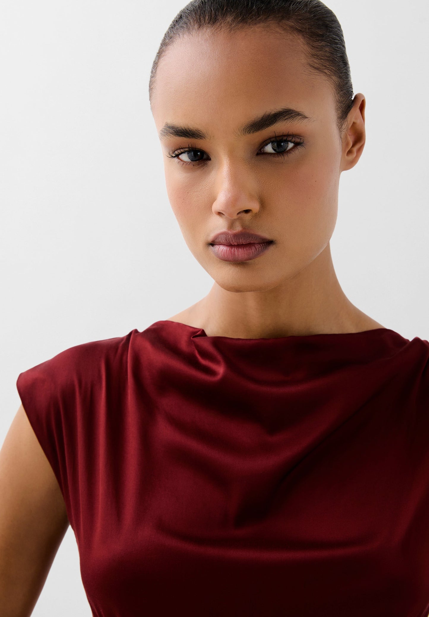 VESTIDO ACETINADO COM ABERTURAS