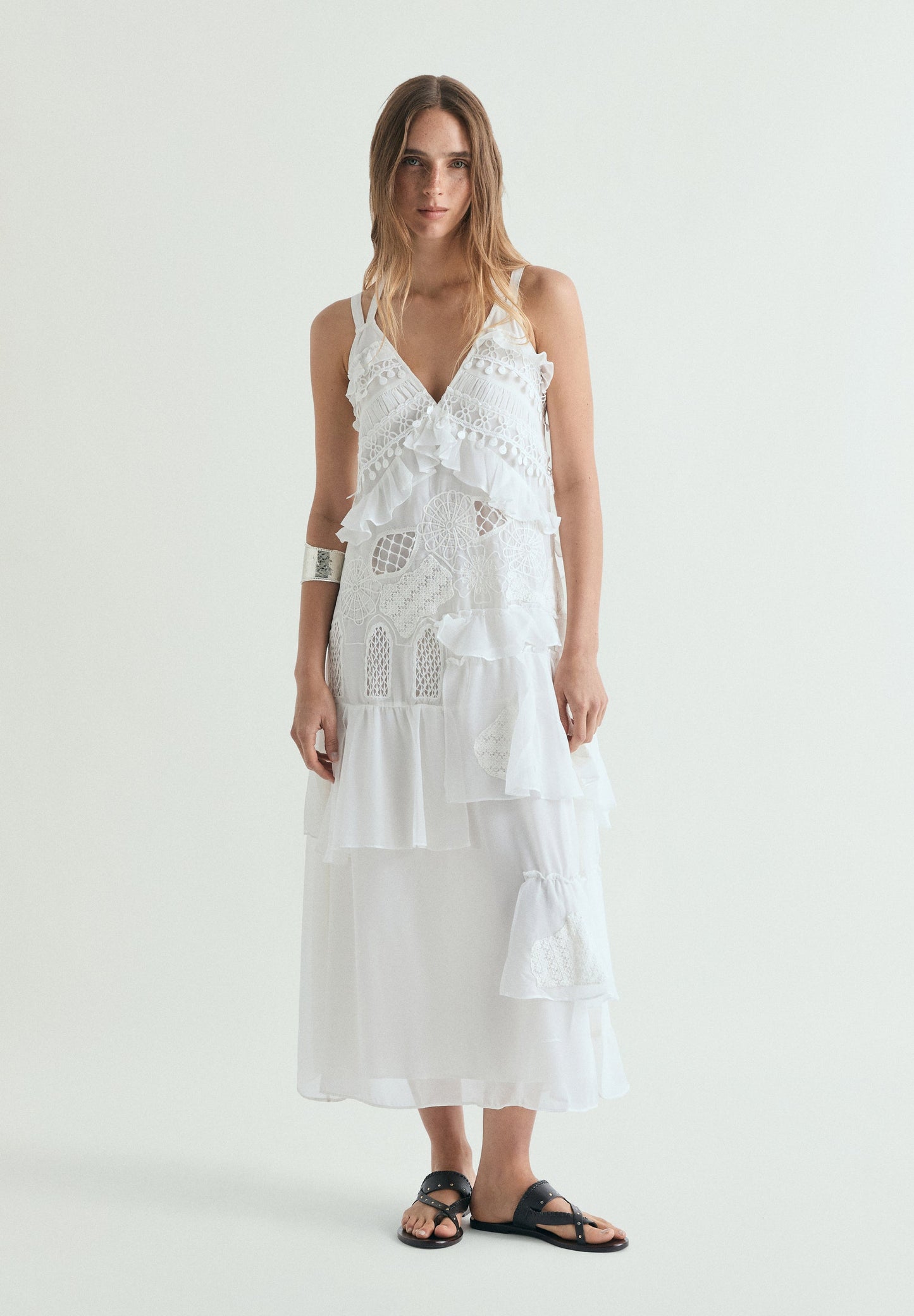 VESTIDO COM RENDA E FOLHOS