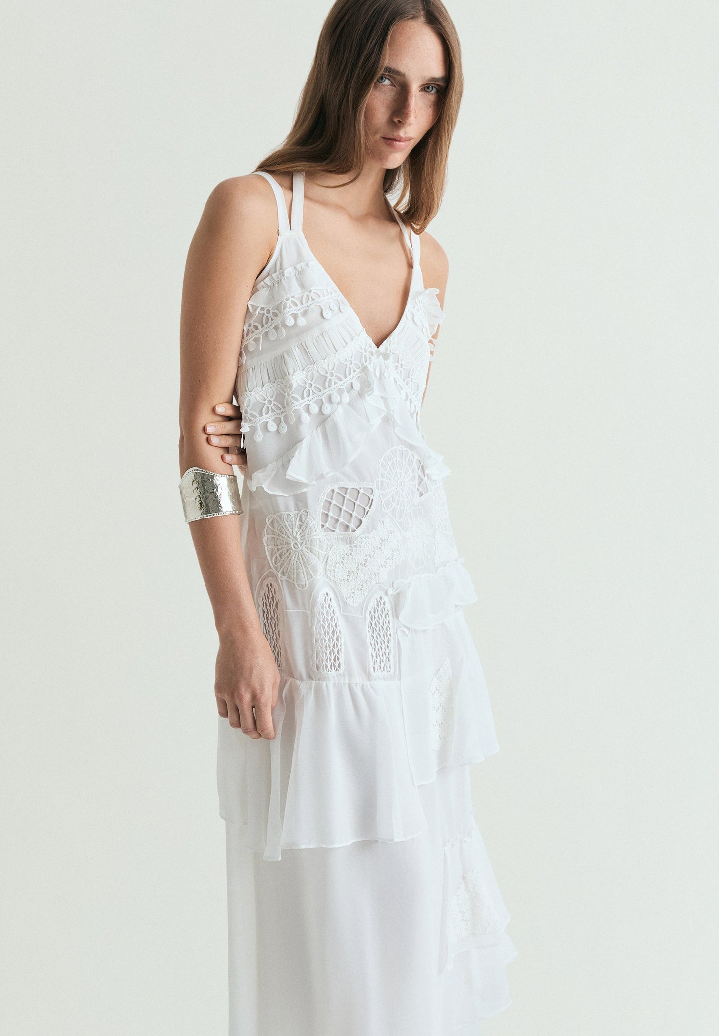 VESTIDO COM RENDA E FOLHOS