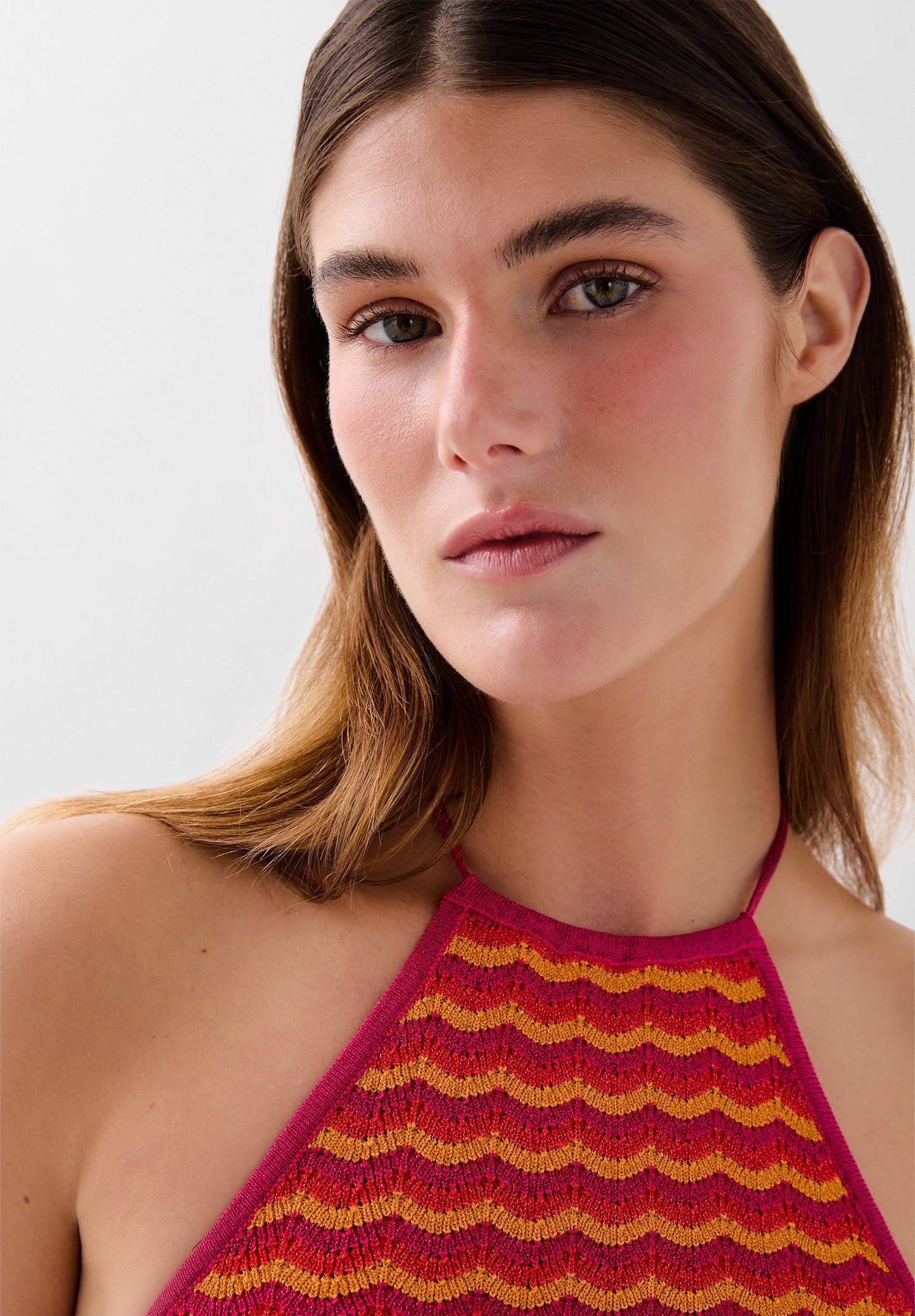 VESTIDO DE MALHA BICOLOR COM ABERTURAS