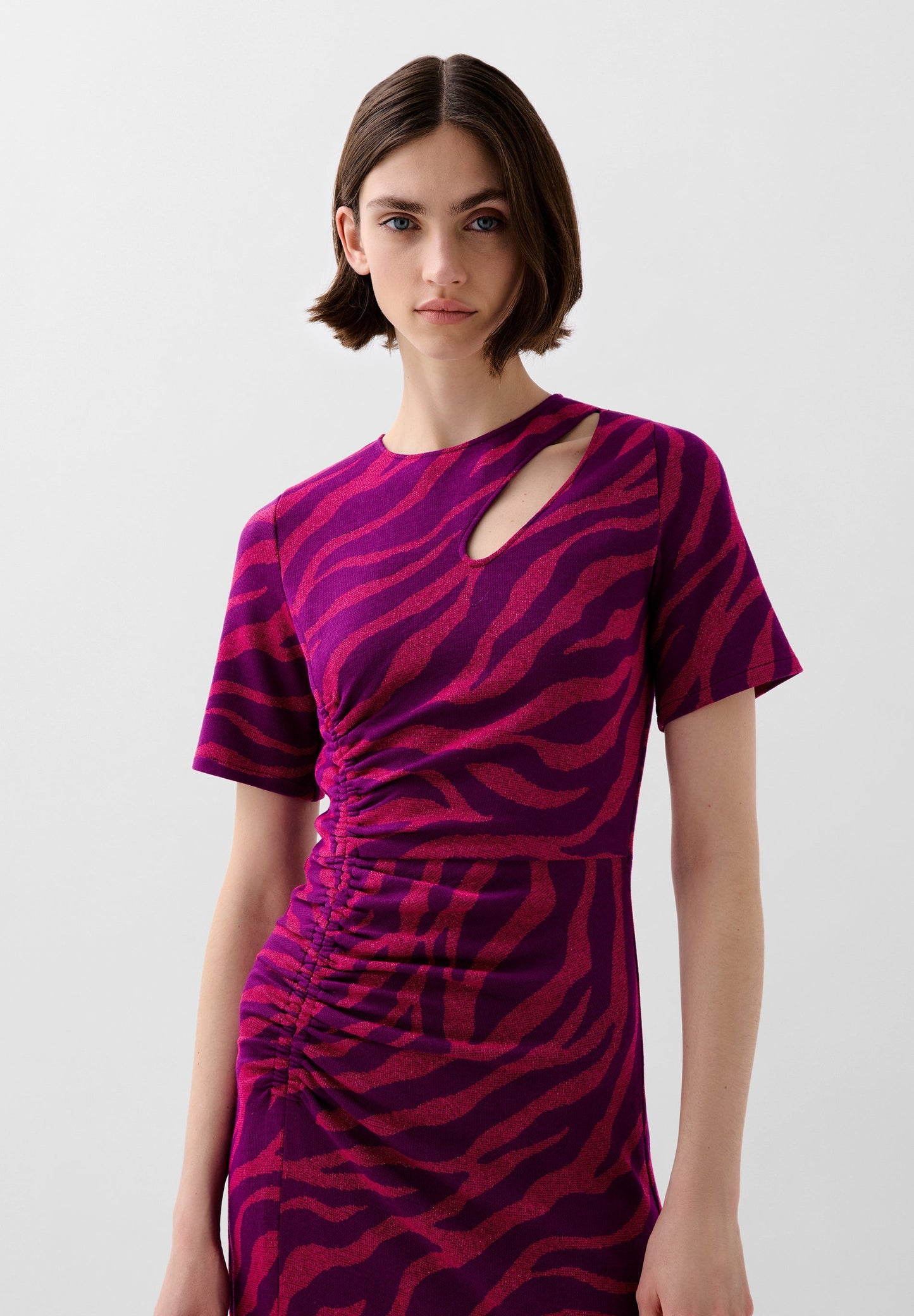 VESTIDO COM ABERTURAS EM ESTAMPADO ANIMAL