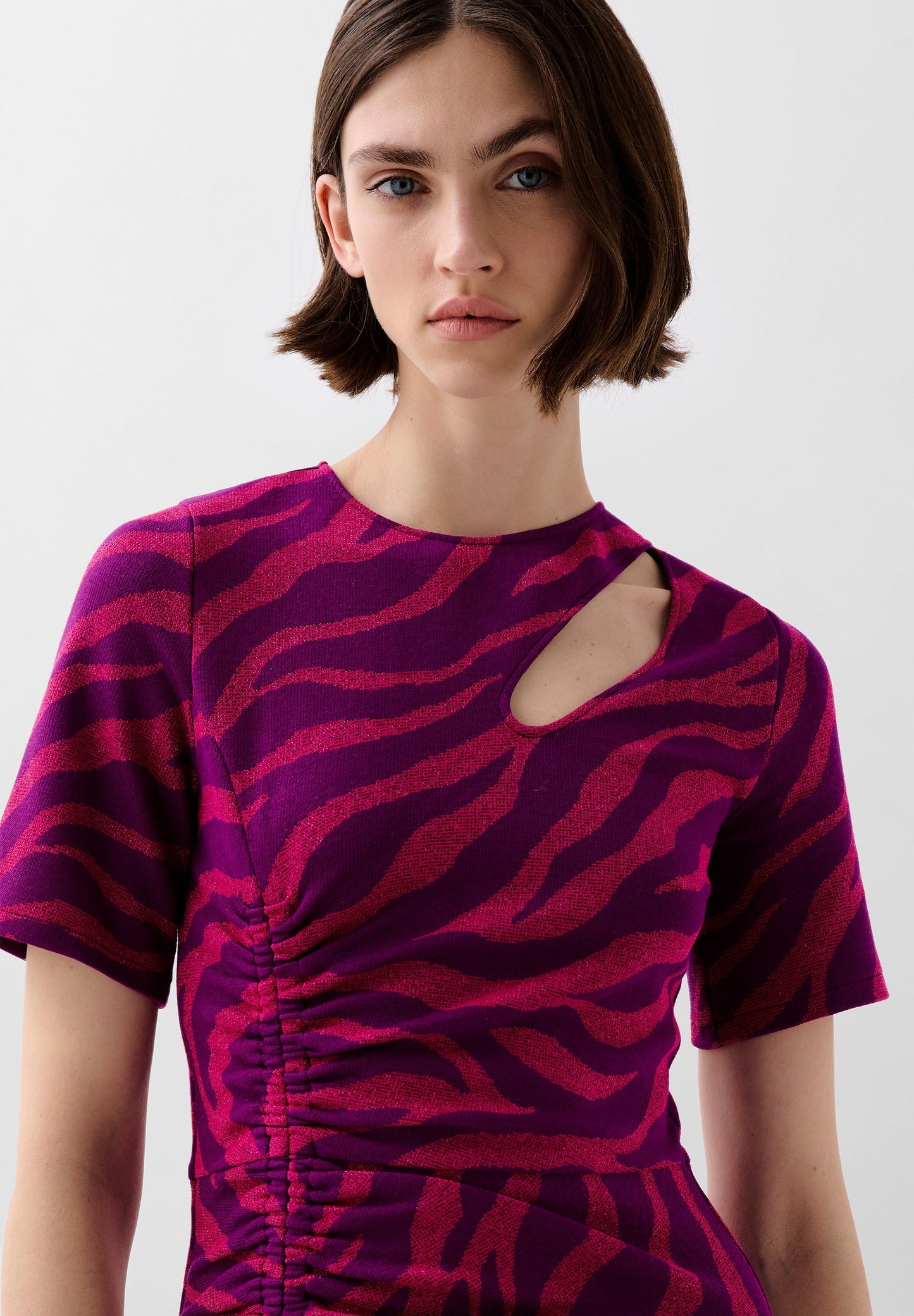 VESTIDO COM ABERTURAS EM ESTAMPADO ANIMAL