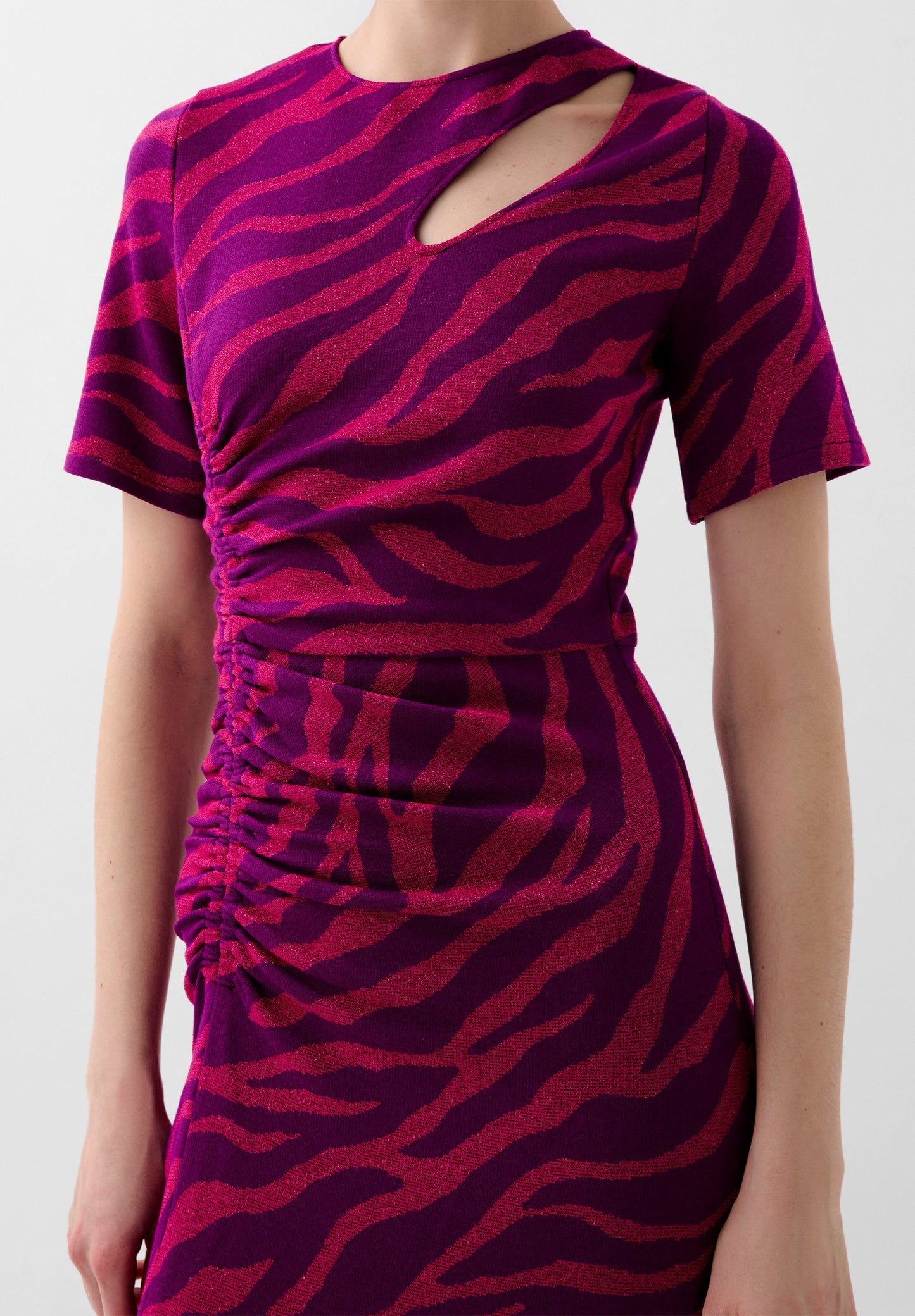 VESTIDO COM ABERTURAS EM ESTAMPADO ANIMAL