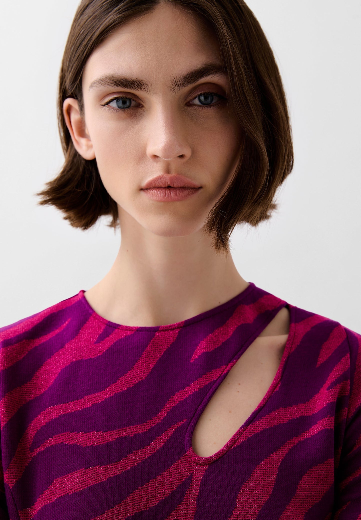 VESTIDO COM ABERTURAS EM ESTAMPADO ANIMAL