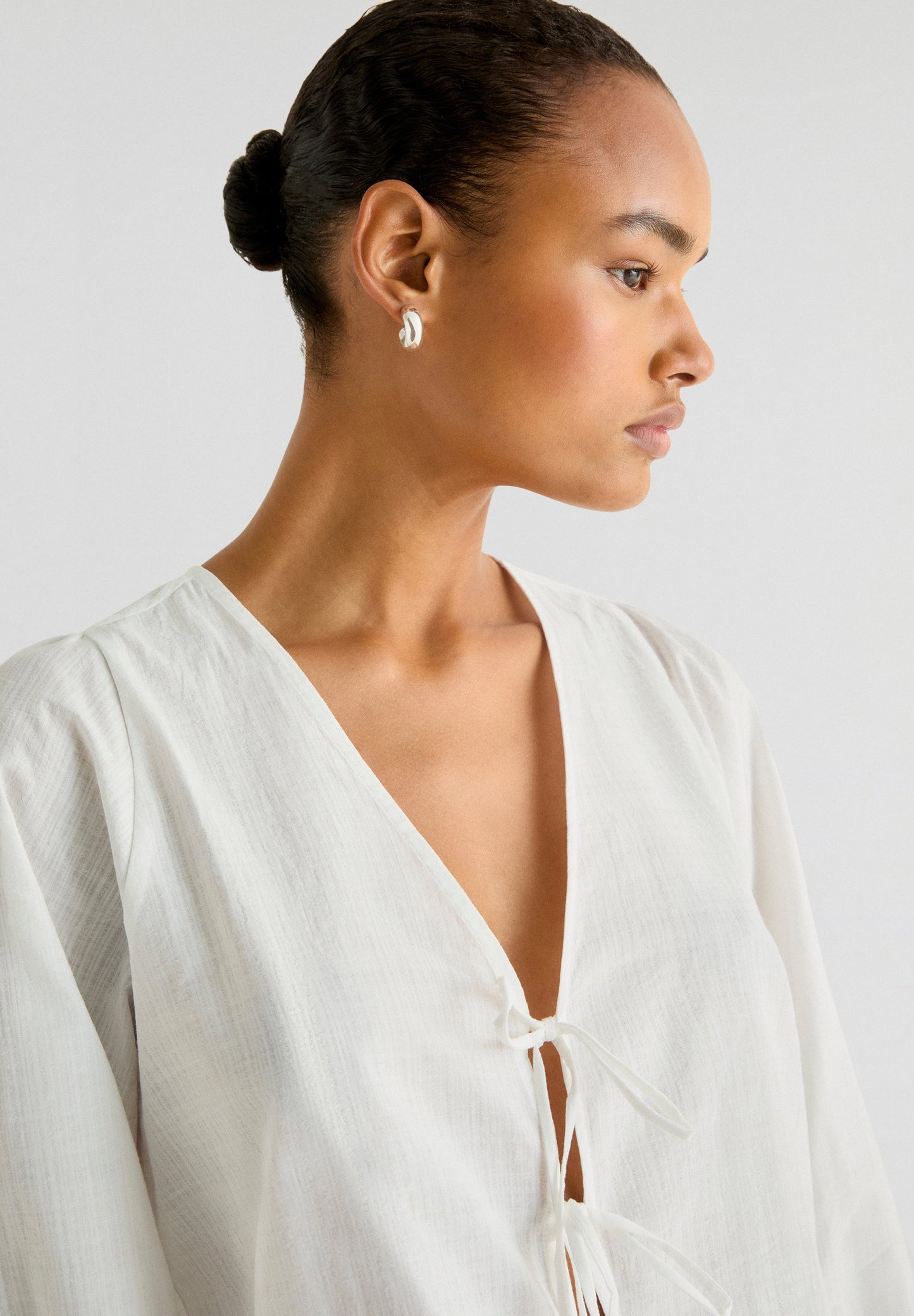 BLUSA COM FECHO DE LAÇOS