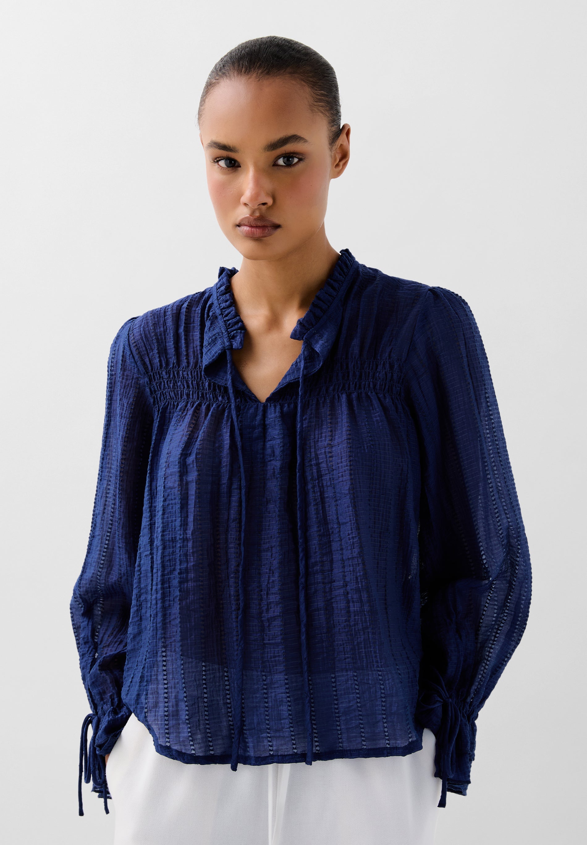BLUSA FLUIDA COM PORMENORES