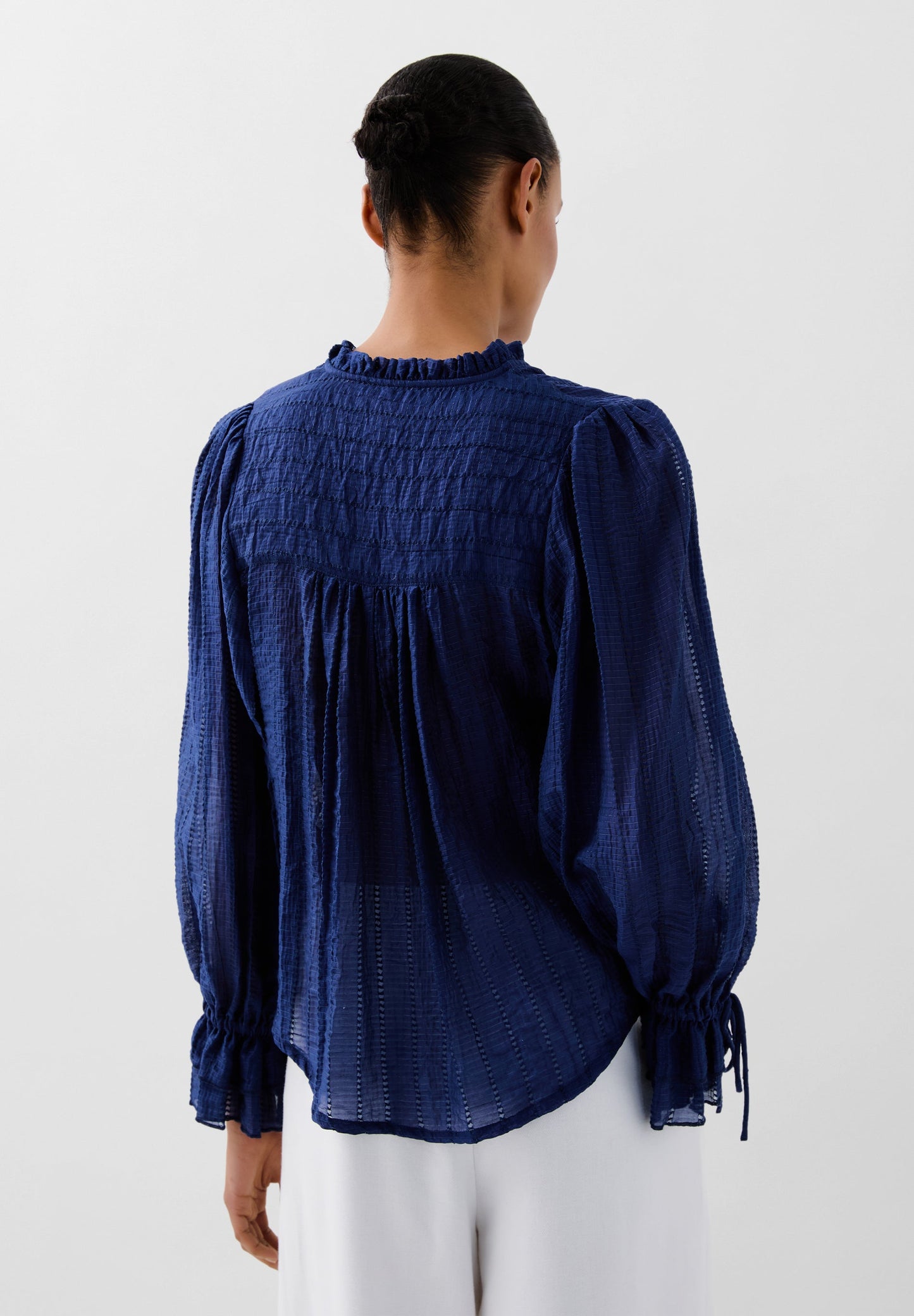 BLUSA FLUIDA COM PORMENORES