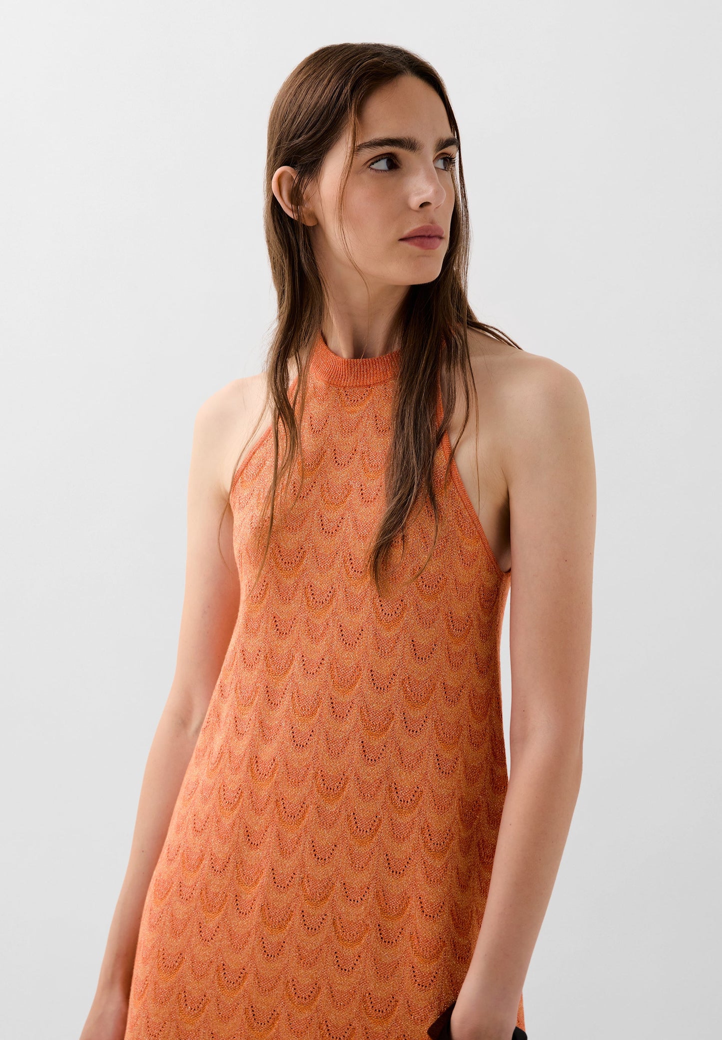VESTIDO MINI HALTER DE MALHA COM FIO METALIZADO
