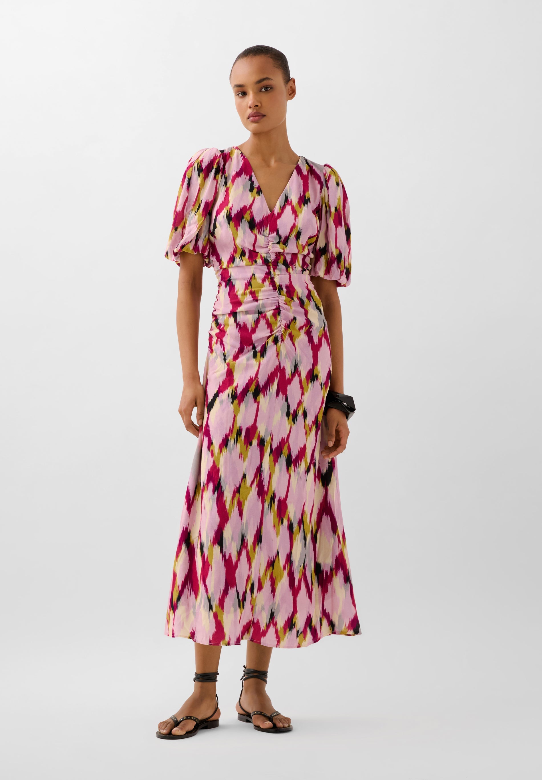 VESTIDO COM PADRÃO E FRANZIDOS