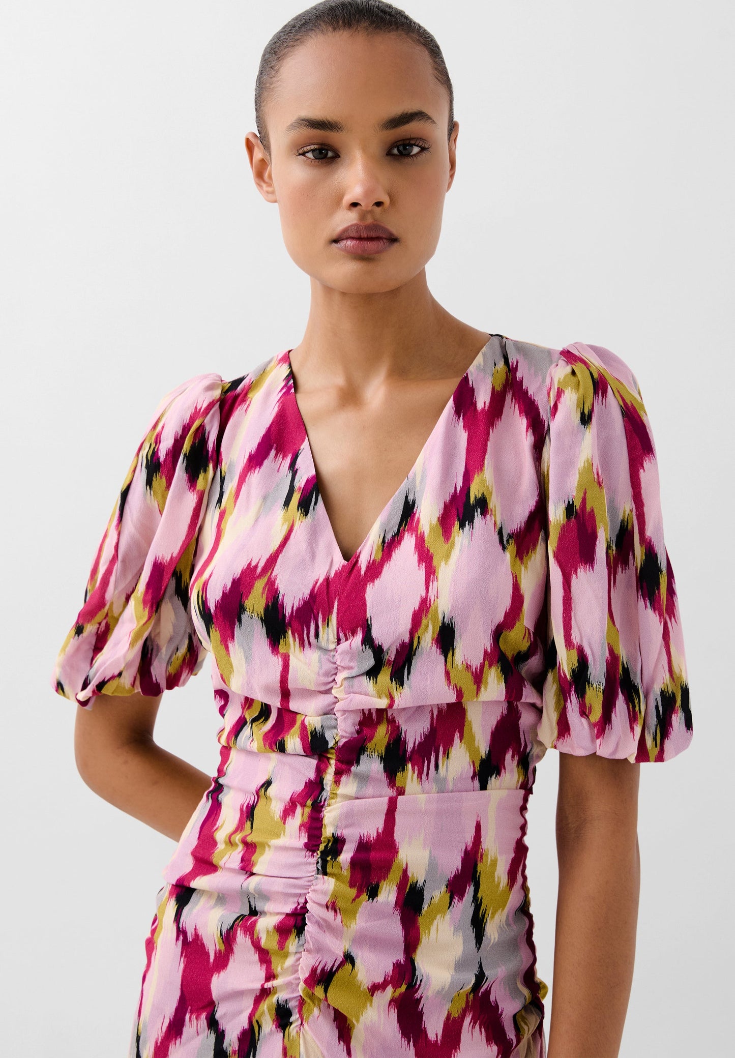 VESTIDO COM PADRÃO E FRANZIDOS