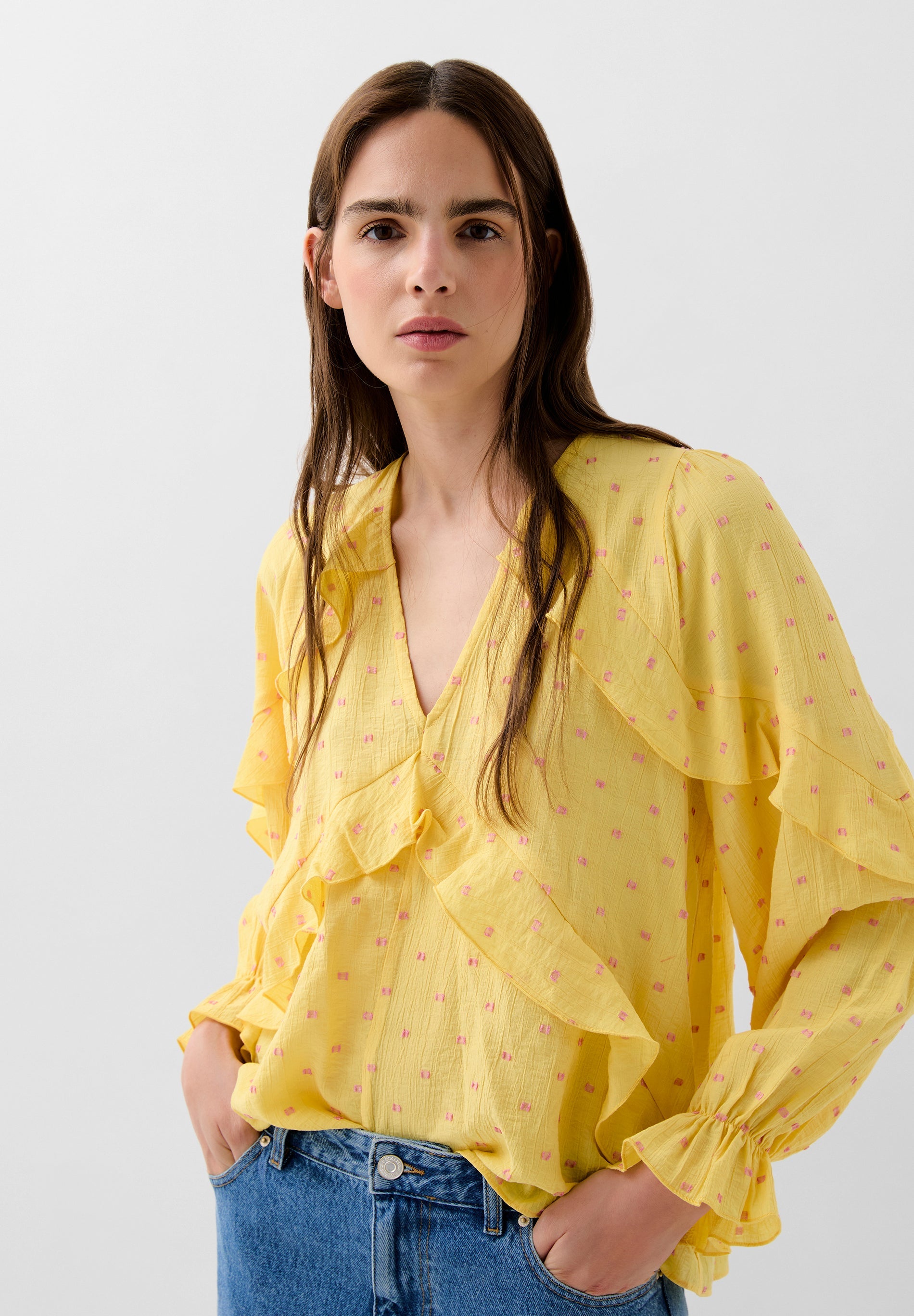 BLUSA COM FOLHOS E PORMENORES DE FIO METALIZADO