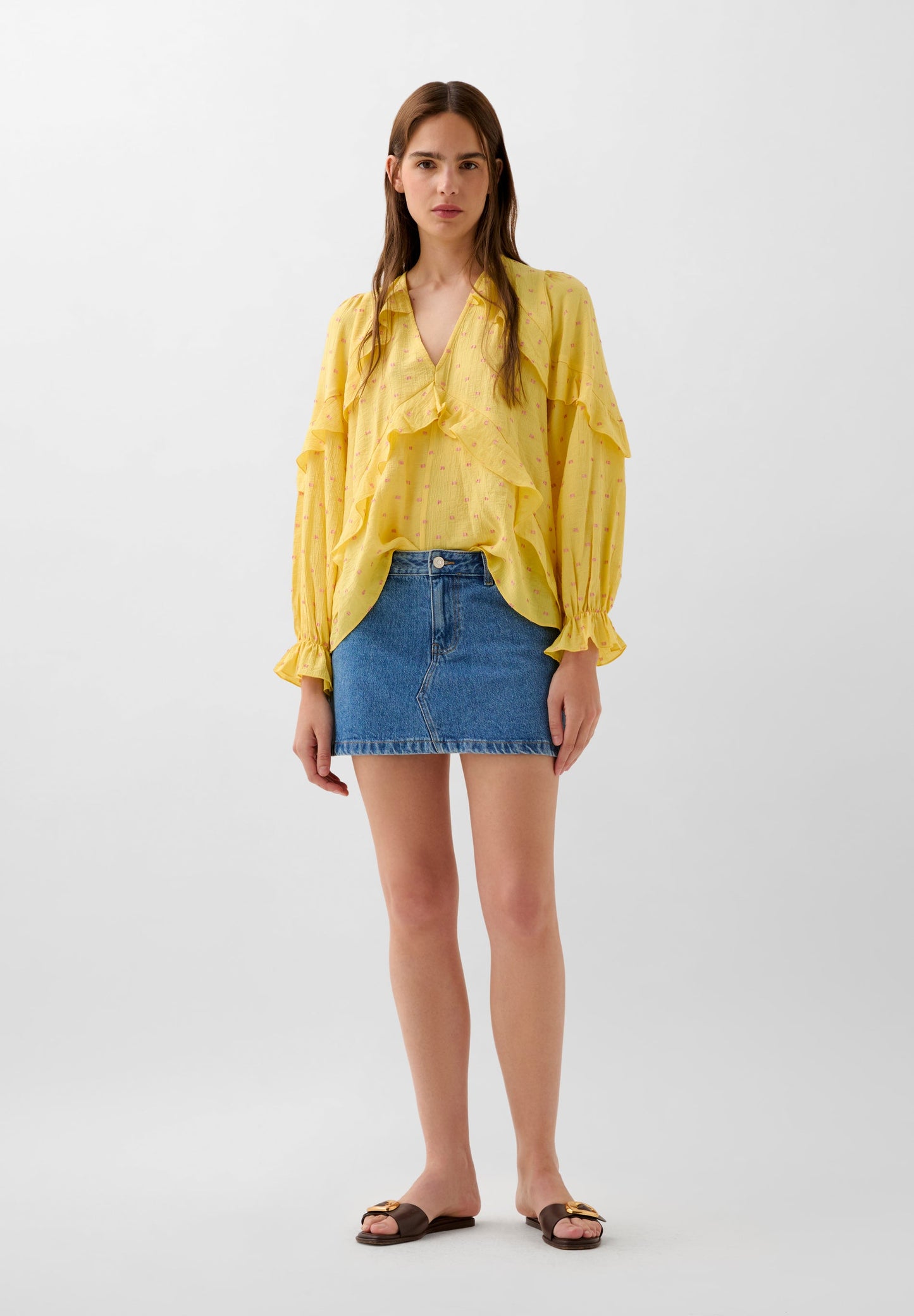BLUSA COM FOLHOS E PORMENORES DE FIO METALIZADO