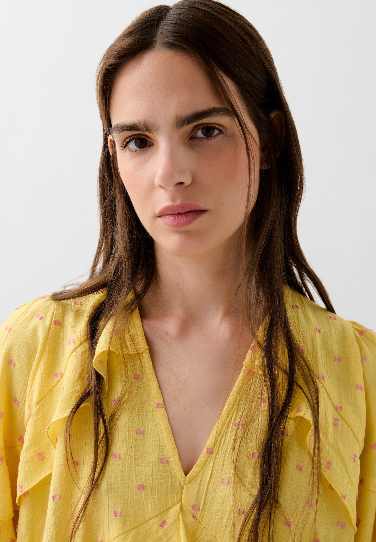 BLUSA COM FOLHOS E PORMENORES DE FIO METALIZADO