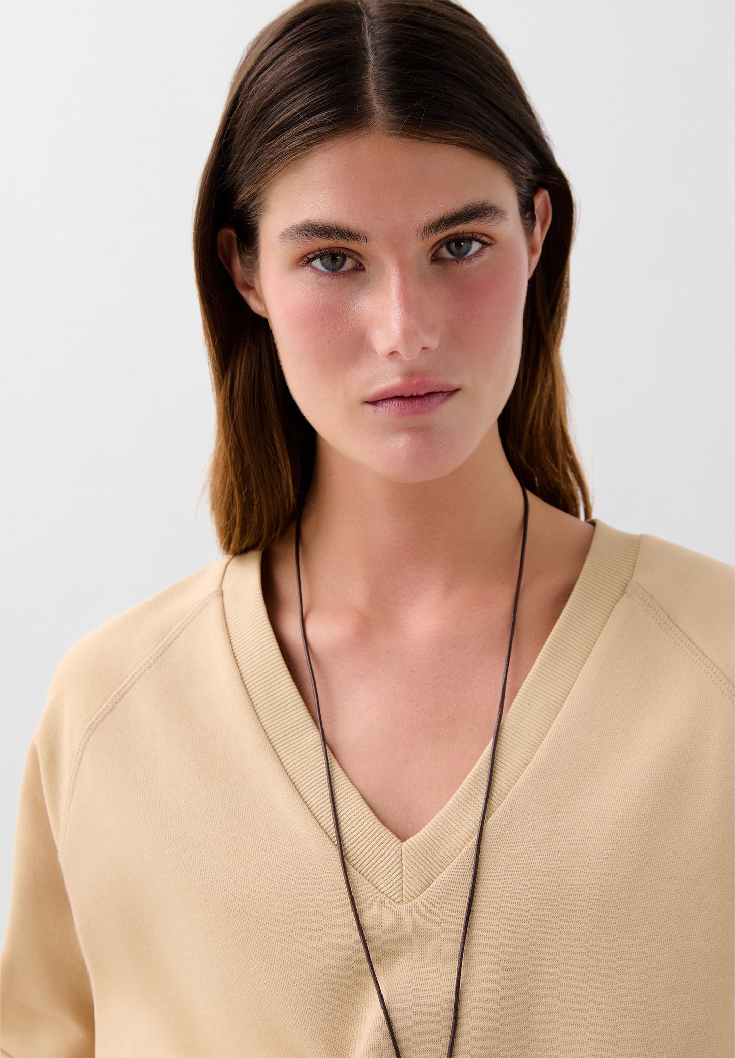 SWEATSHIRT BÁSICA COM DECOTE EM BICO