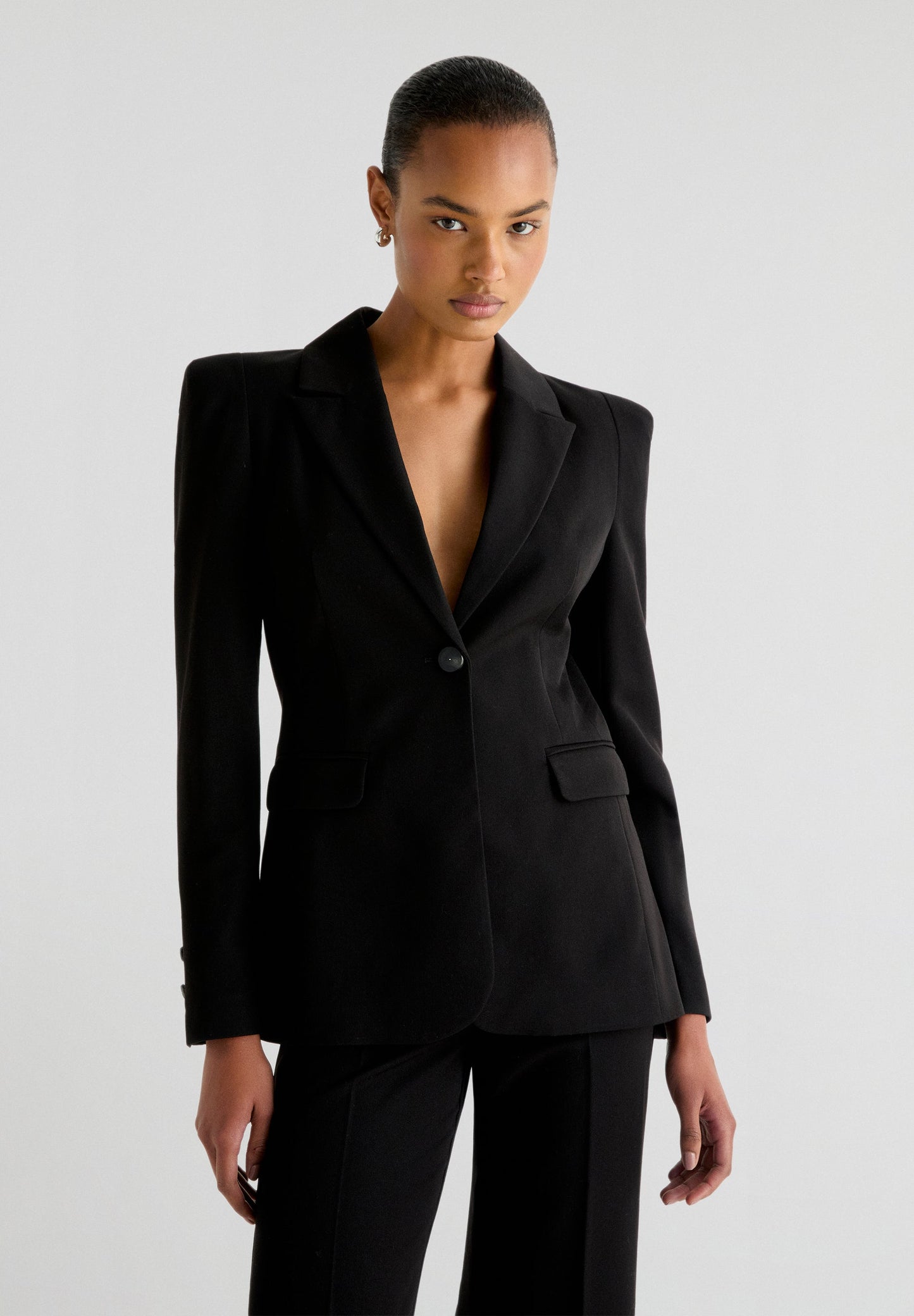 BLAZER COM PORMENOR NO OMBRO