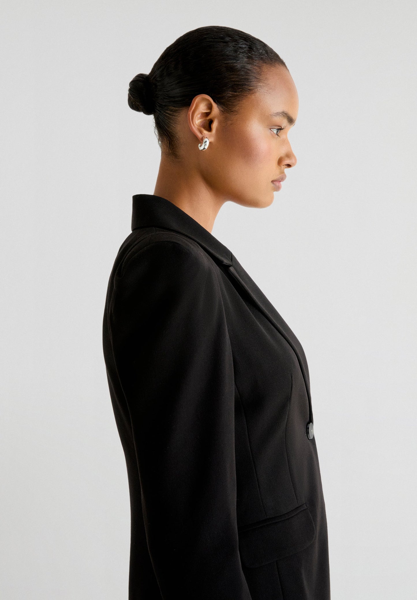BLAZER COM PORMENOR NO OMBRO