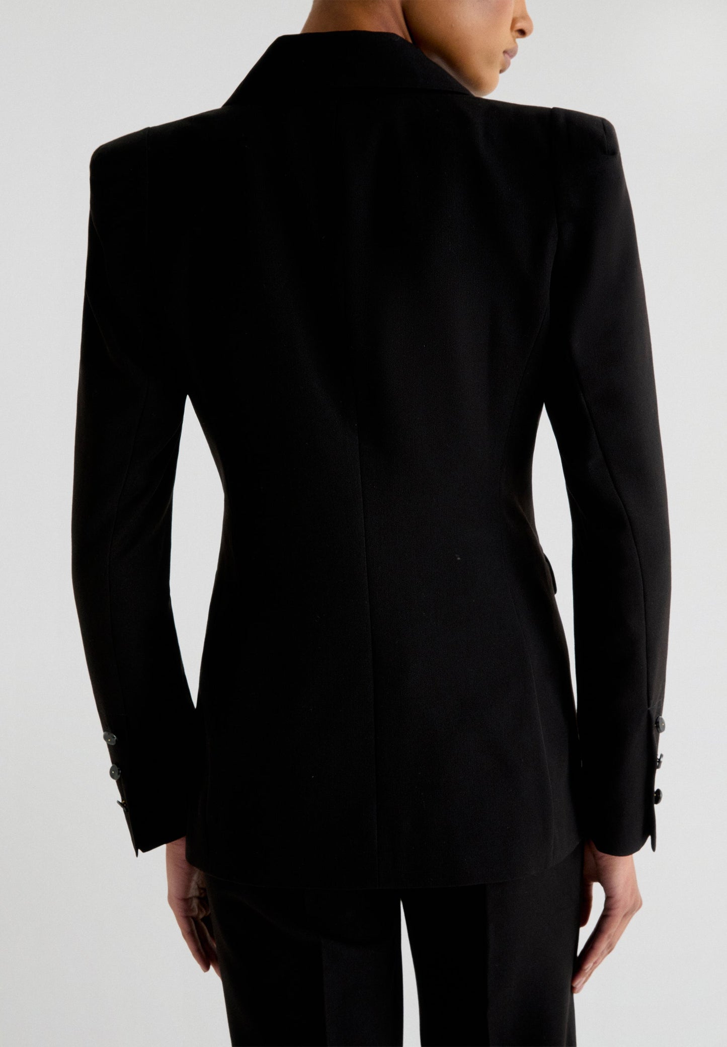 BLAZER COM PORMENOR NO OMBRO