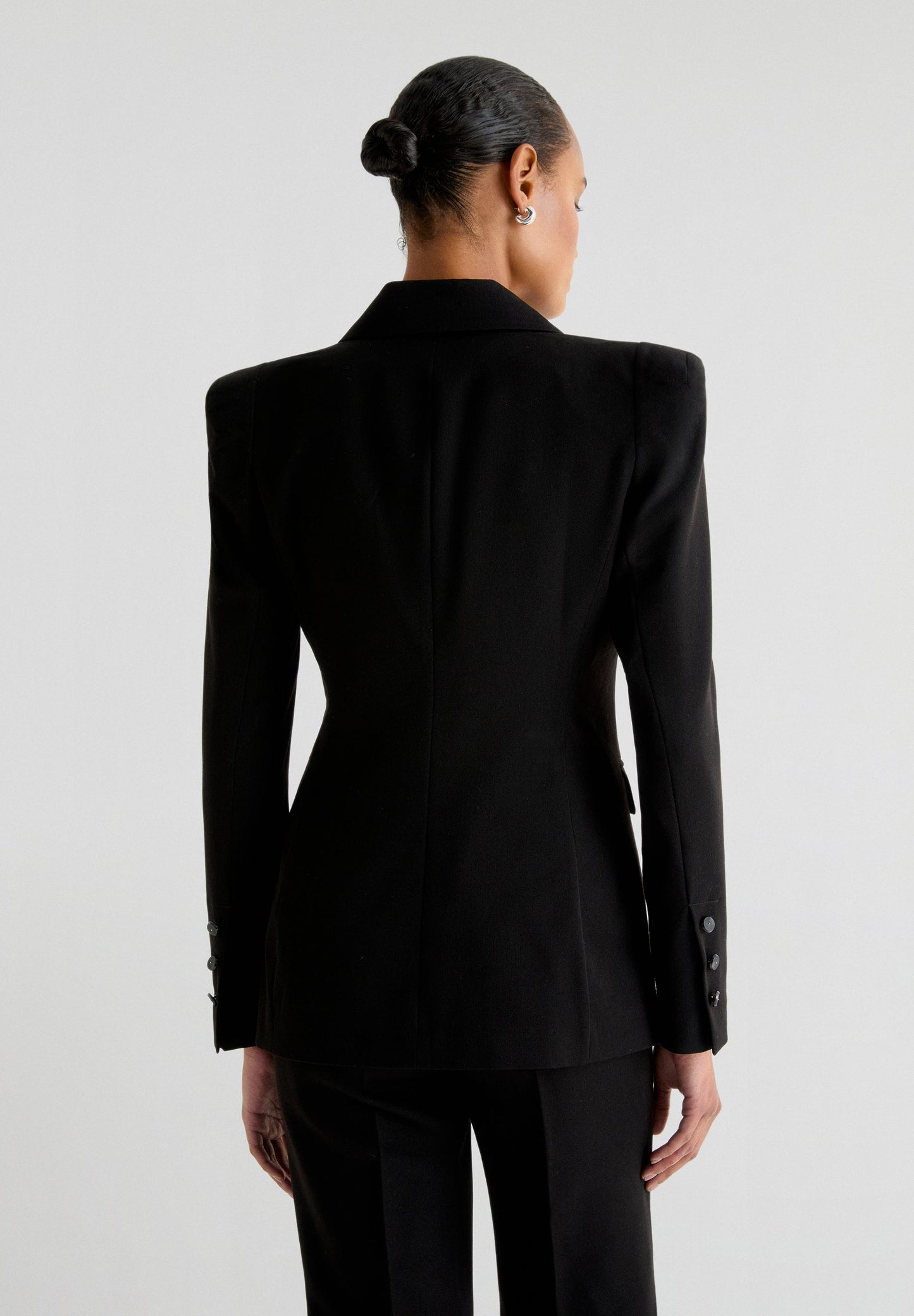 BLAZER COM PORMENOR NO OMBRO