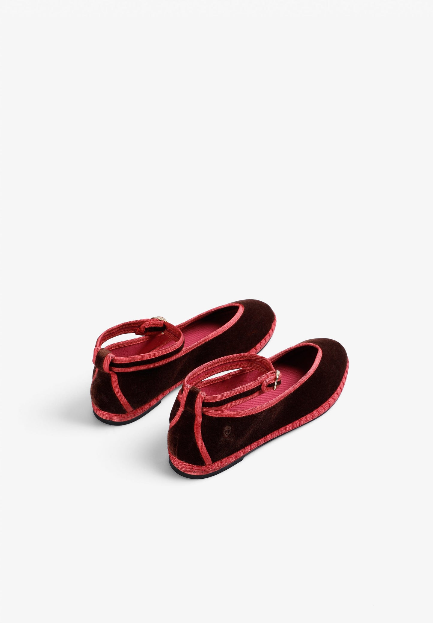 SLIPPER DE VELUDO COM FIVELA PULSEIRA