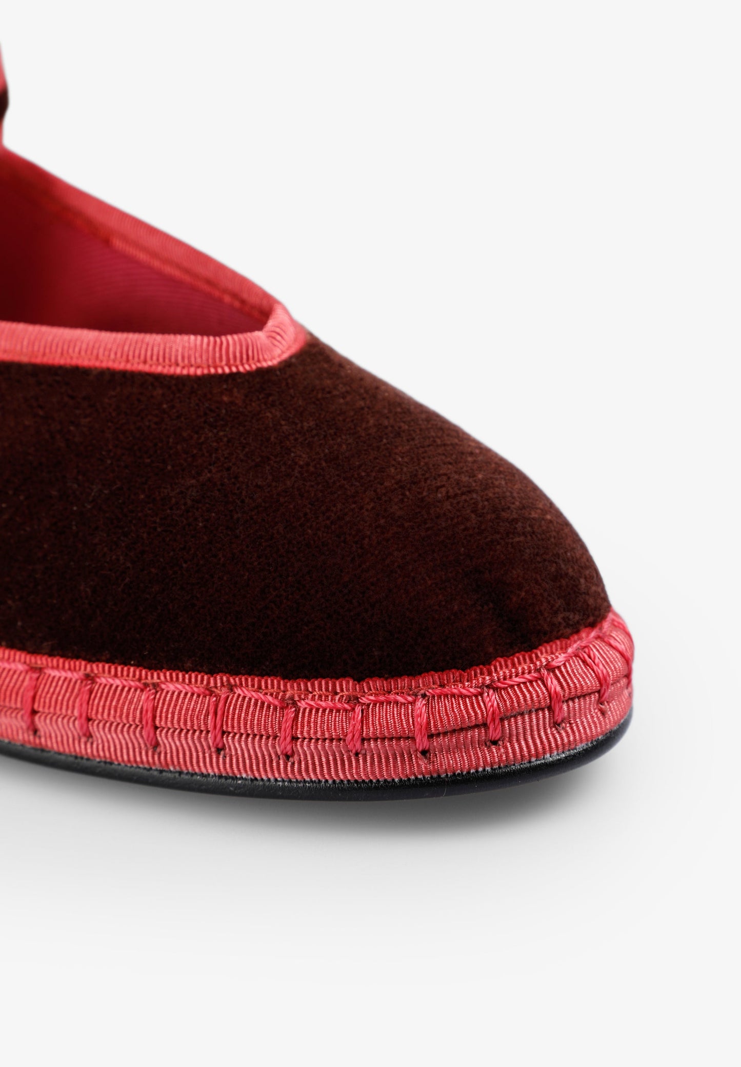 SLIPPER DE VELUDO COM FIVELA PULSEIRA