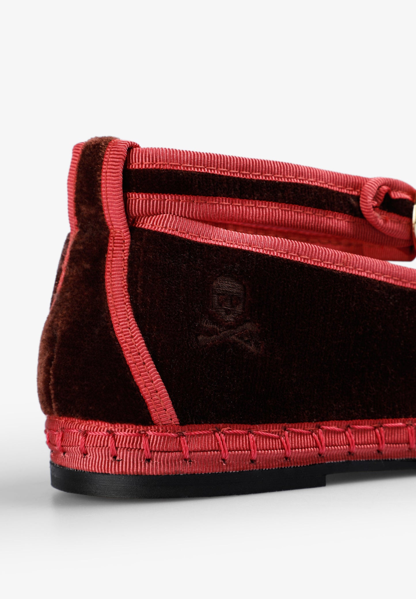 SLIPPER DE VELUDO COM FIVELA PULSEIRA