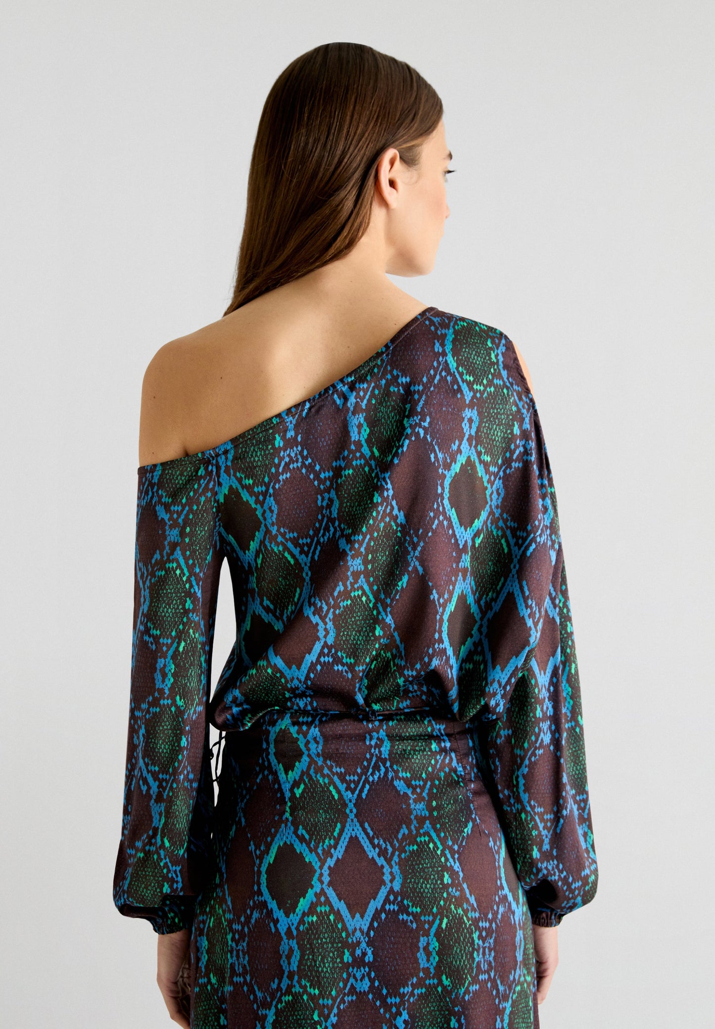 TOP DECOTE ASSIMÉTRICO