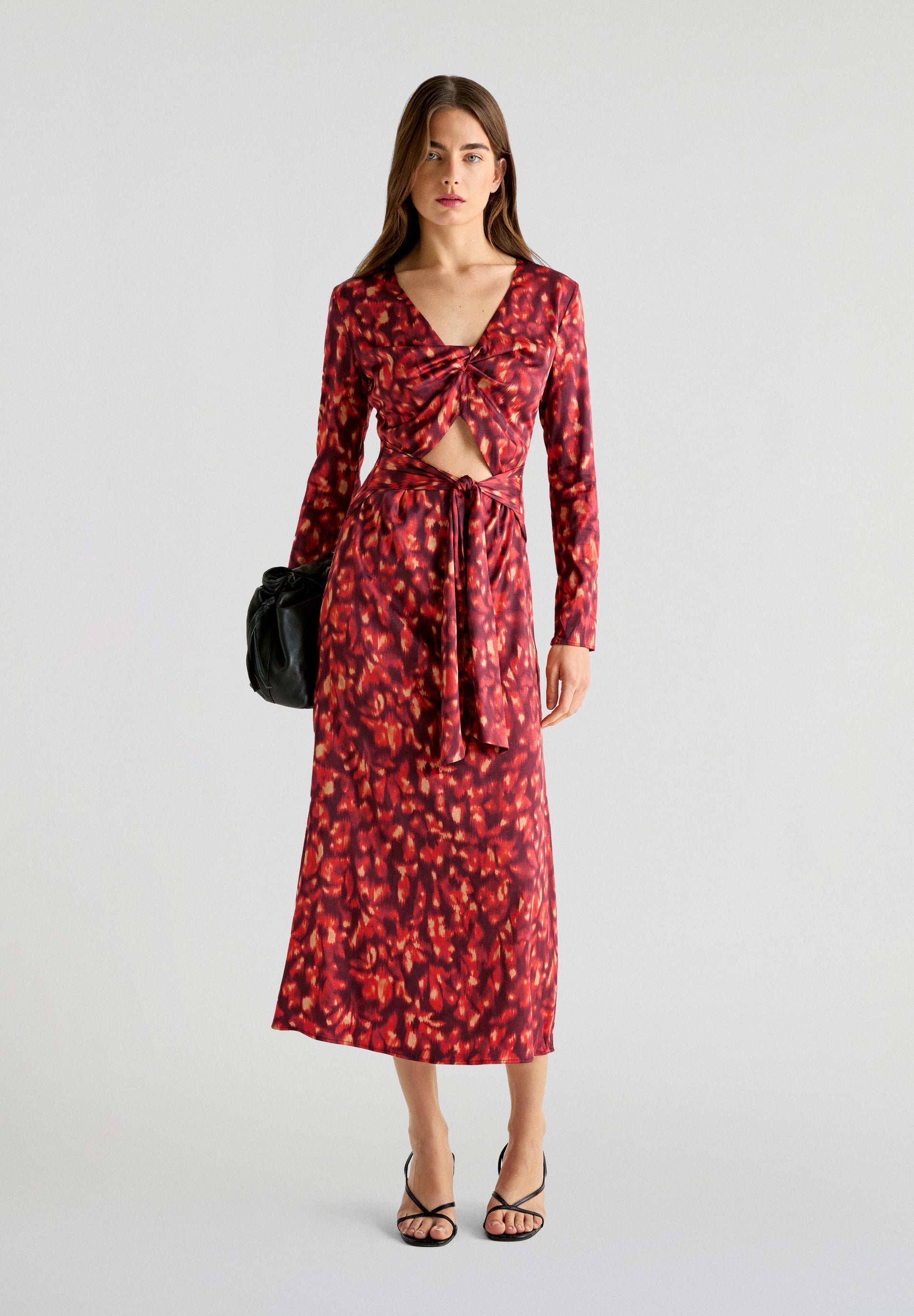 VESTIDO COM PADRÃO ABERTURA LAÇO