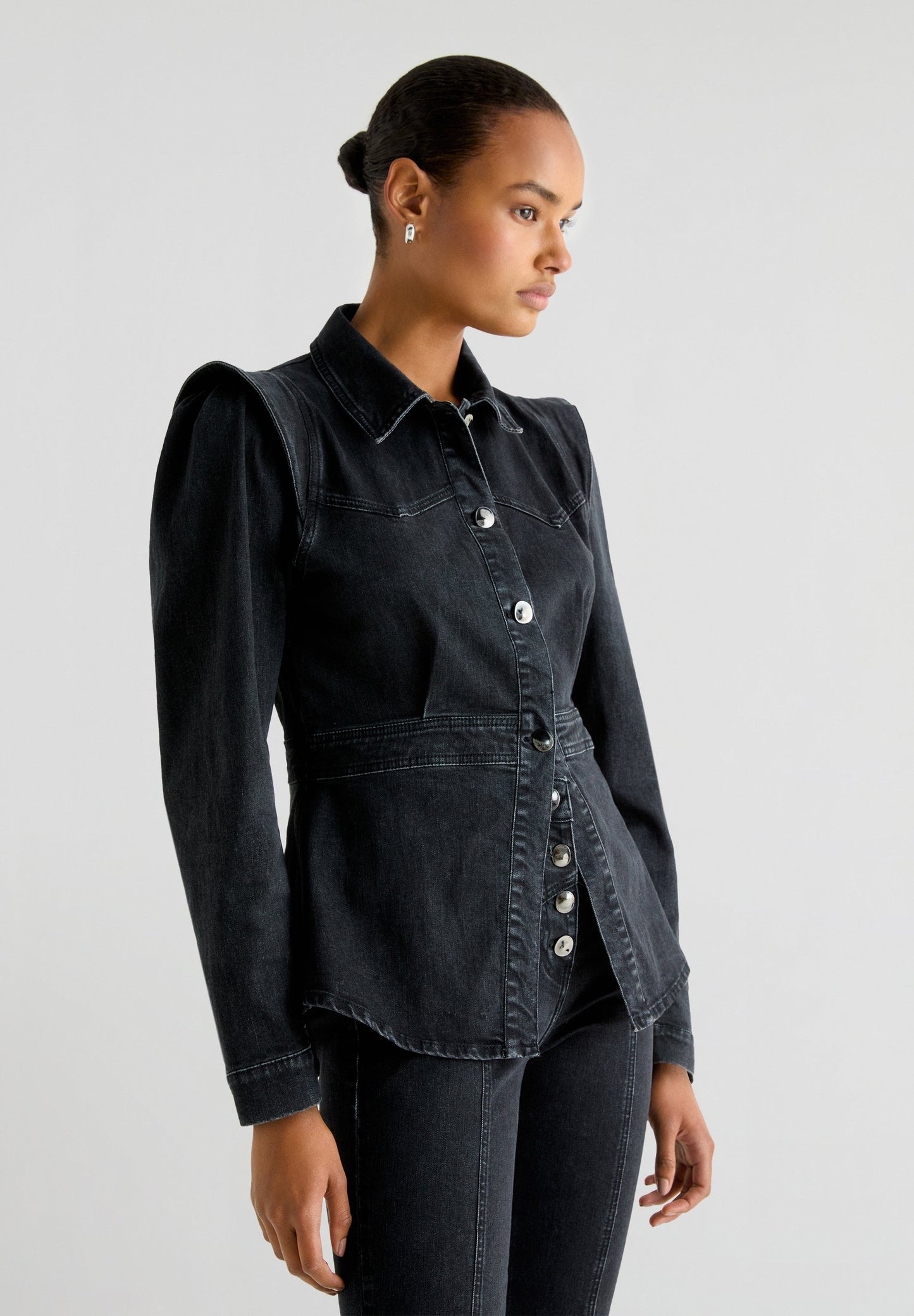 CAMISA DENIM COM MANGA ABALONADA
